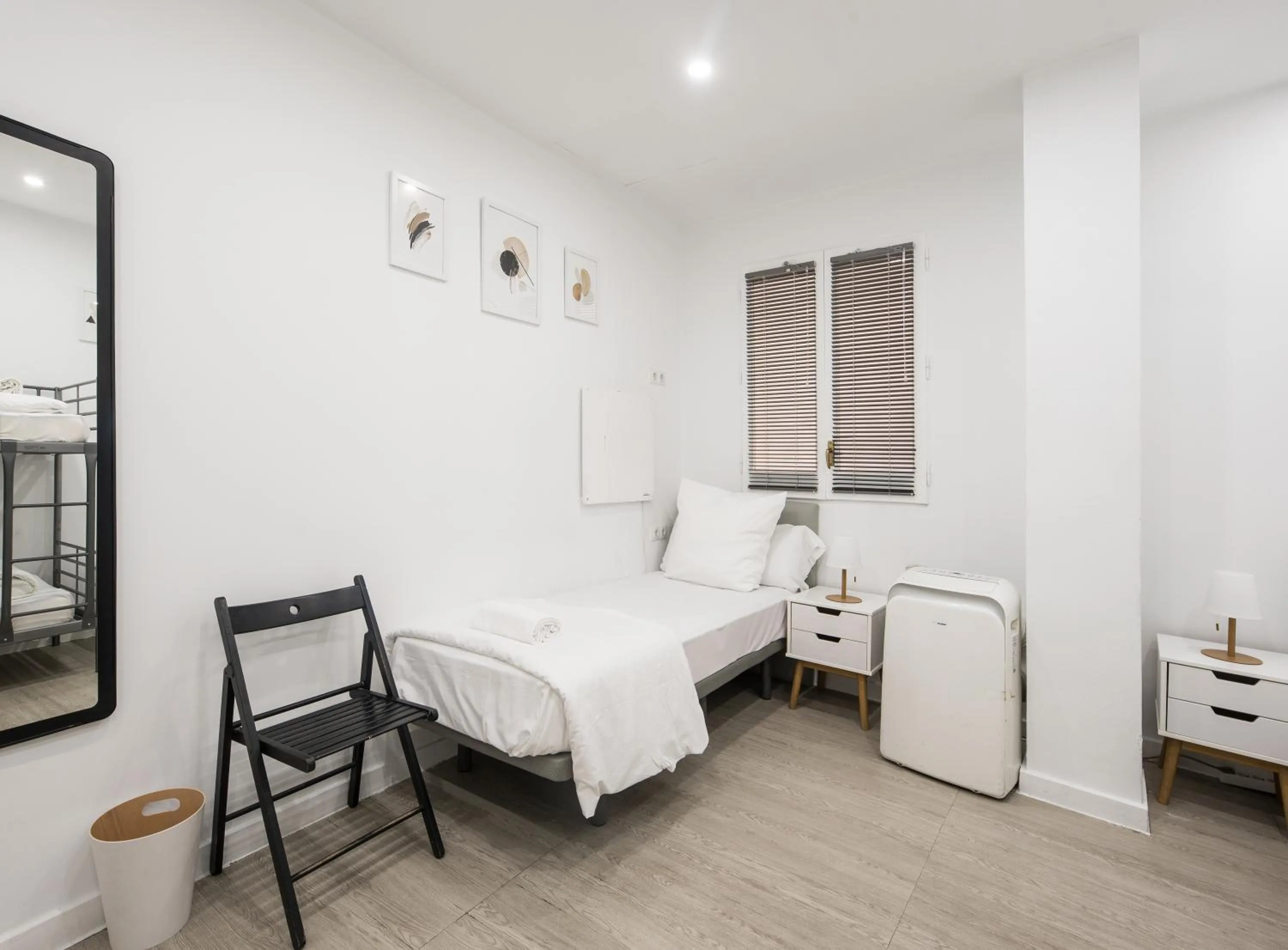 Photo of the whole room, Bed in No Limit Barcelona Central