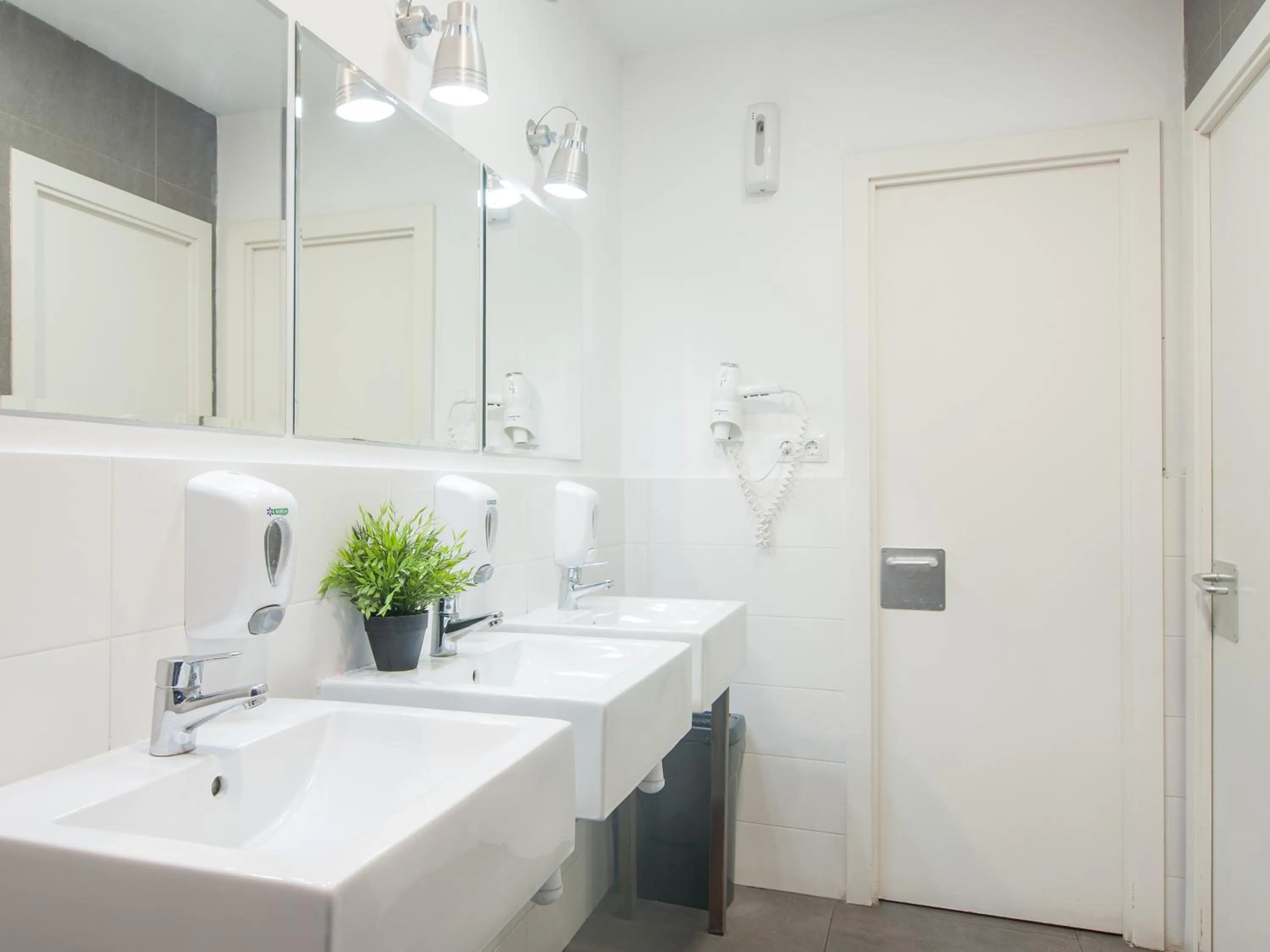 Bathroom in No Limit Barcelona Central