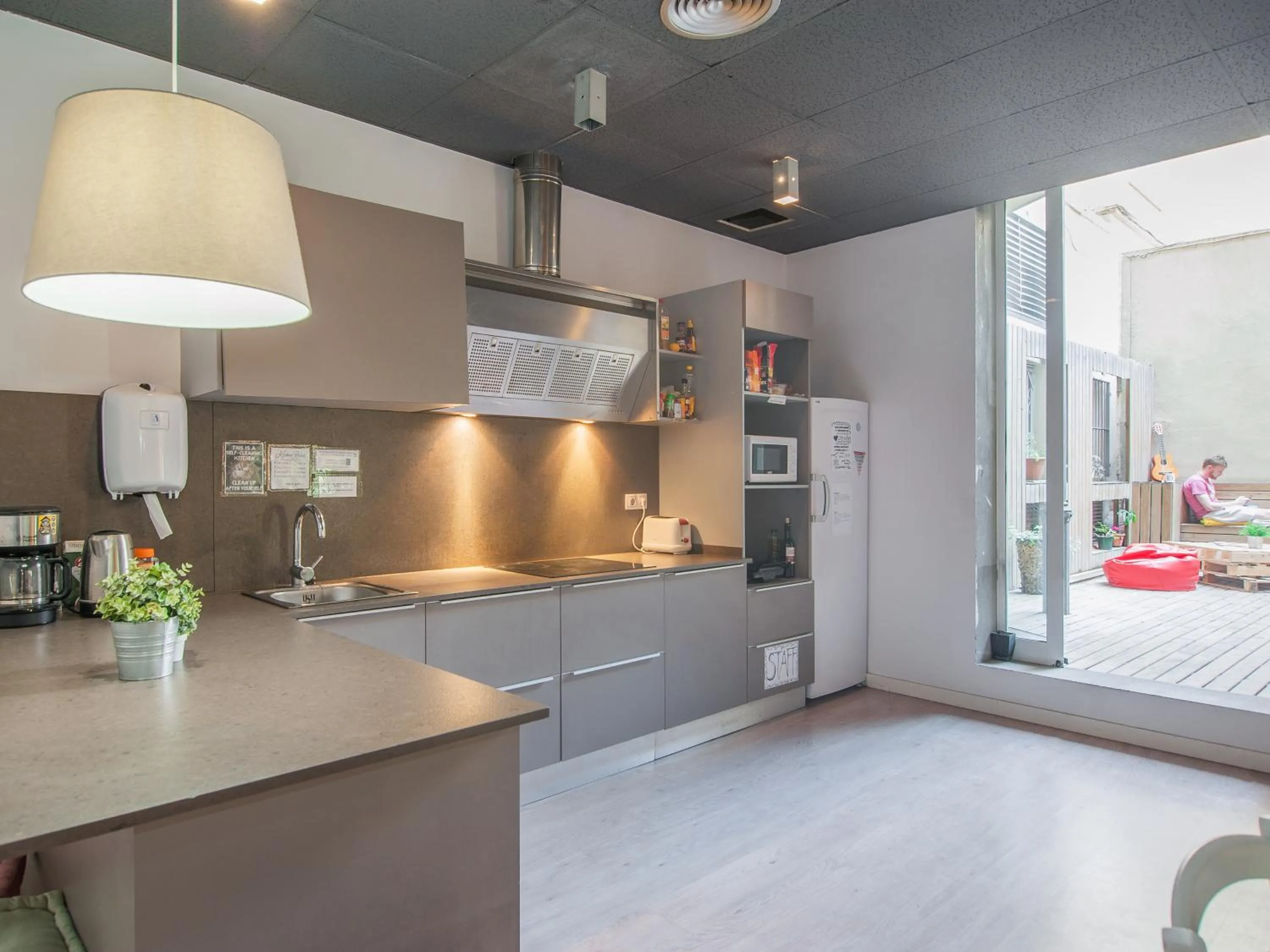 Kitchen or kitchenette in No Limit Barcelona Central