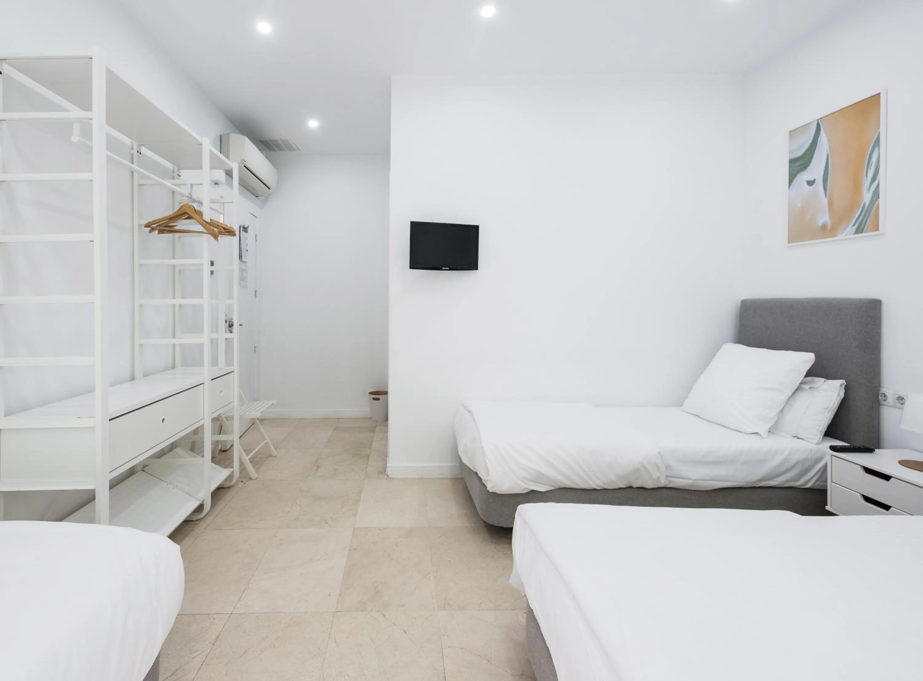 Photo of the whole room, Bed in No Limit Barcelona Central