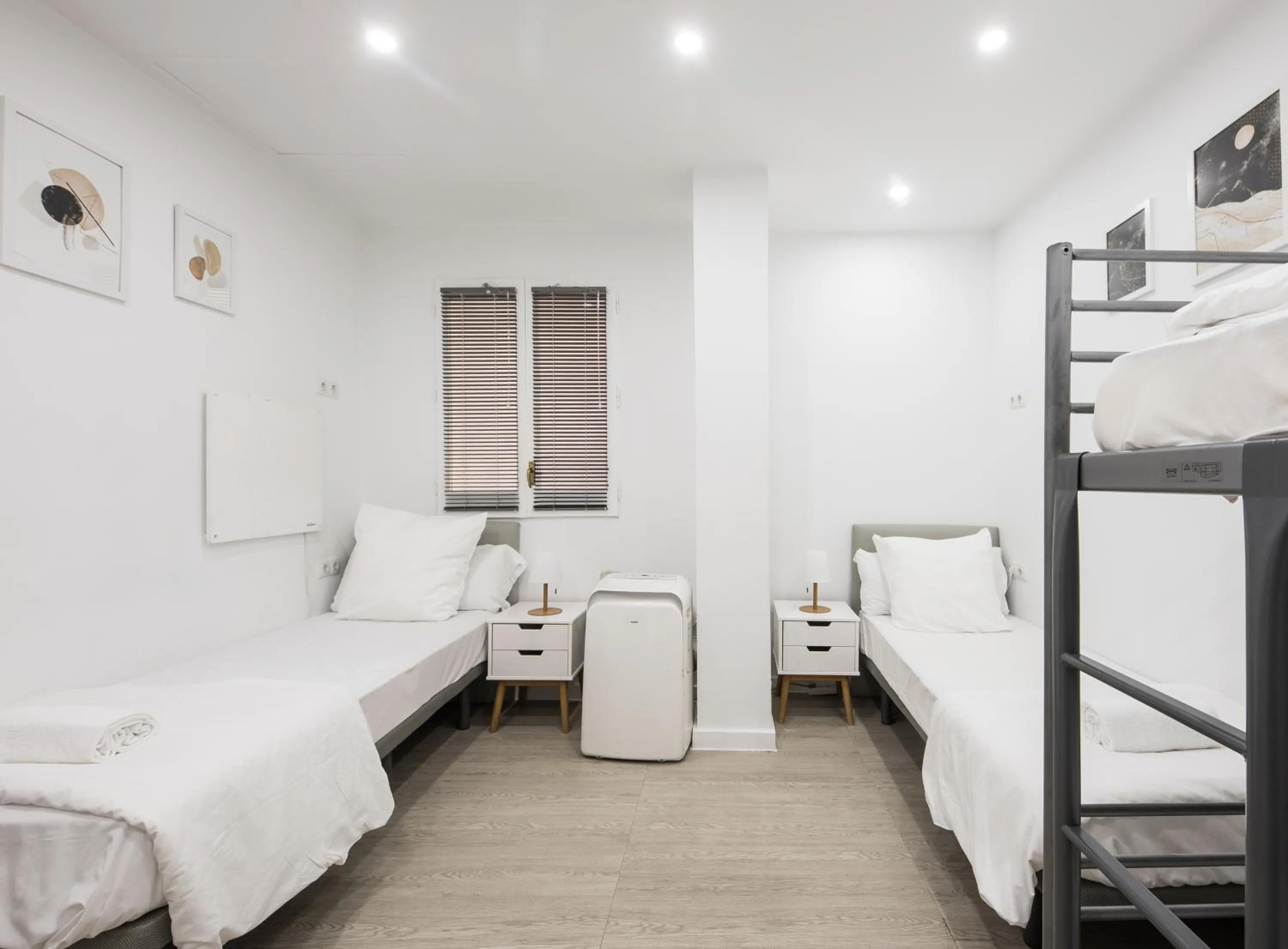 Photo of the whole room, Bed in No Limit Barcelona Central