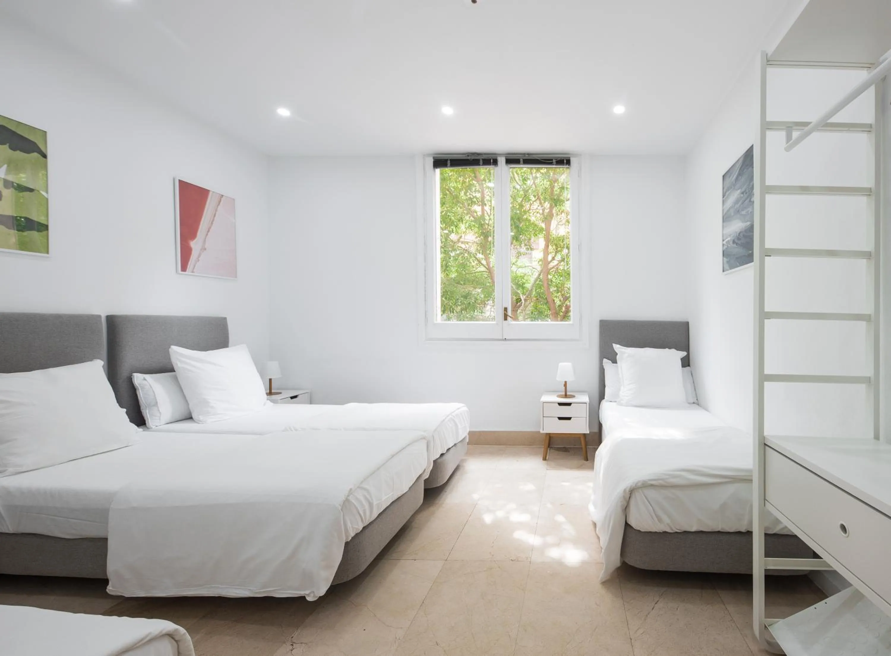 Photo of the whole room, Bed in No Limit Barcelona Central