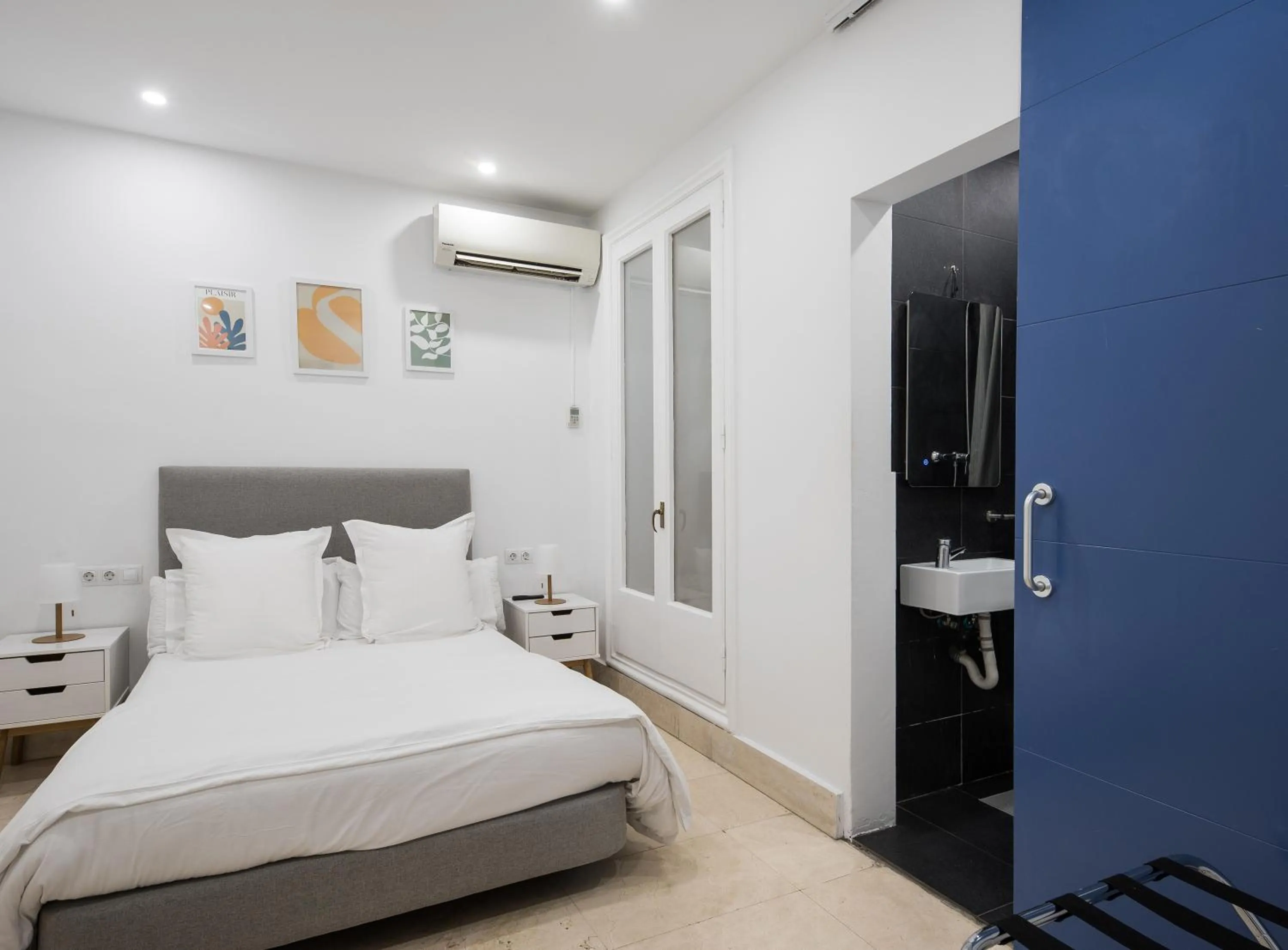 Photo of the whole room, Bed in No Limit Barcelona Central