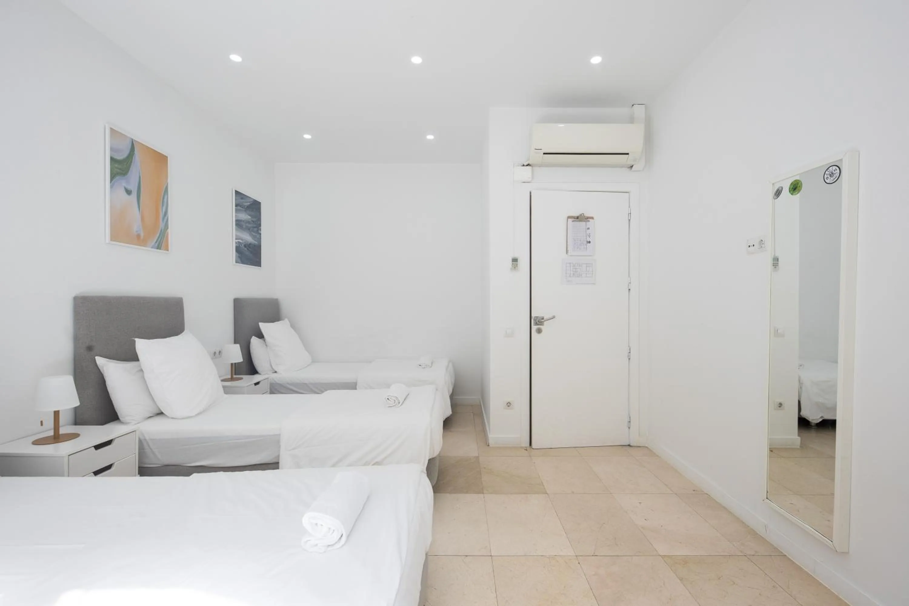 Photo of the whole room, Bed in No Limit Barcelona Central