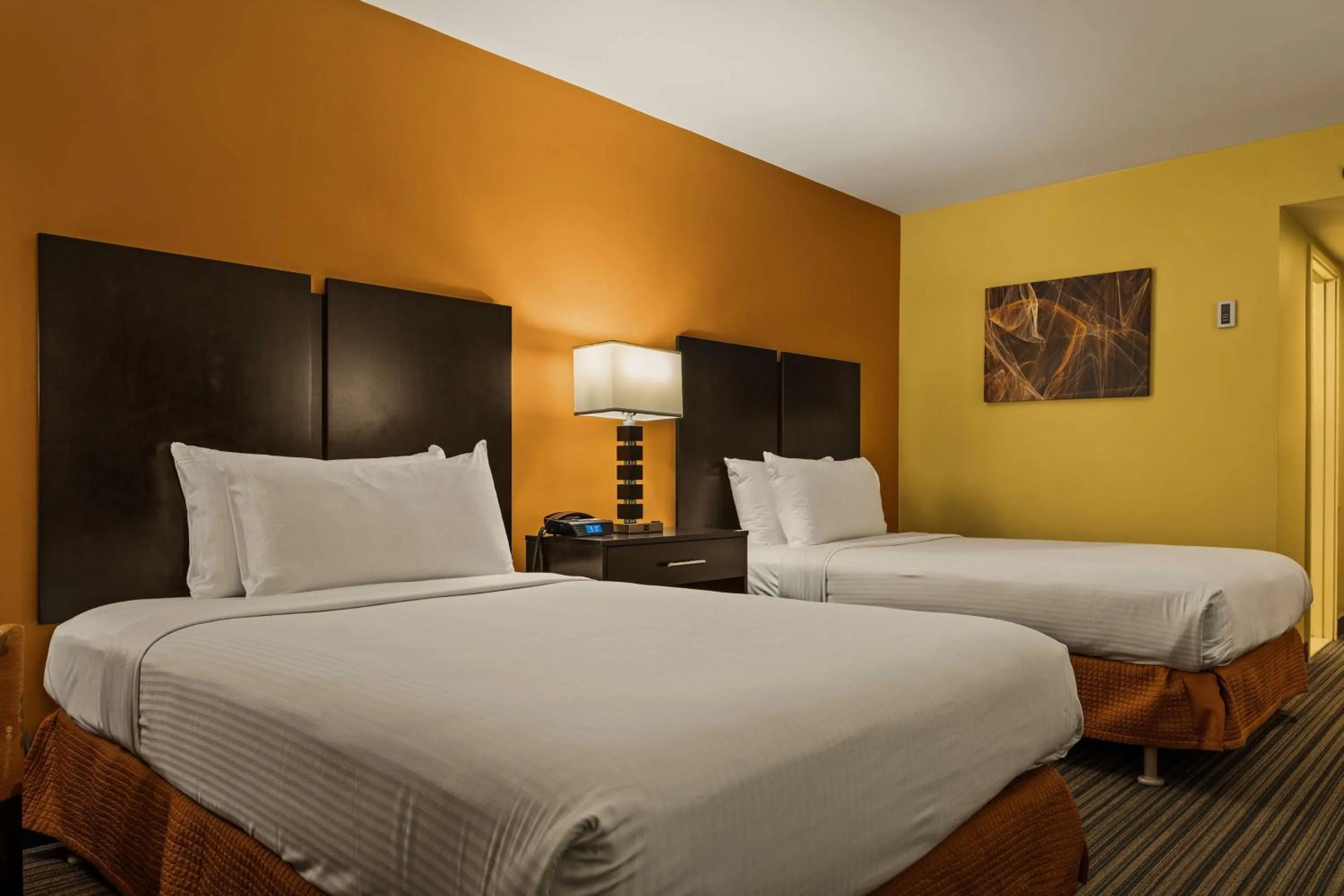 Bedroom, Bed in Best Western The Plaza Hotel Honolulu Airport - Free Breakfast