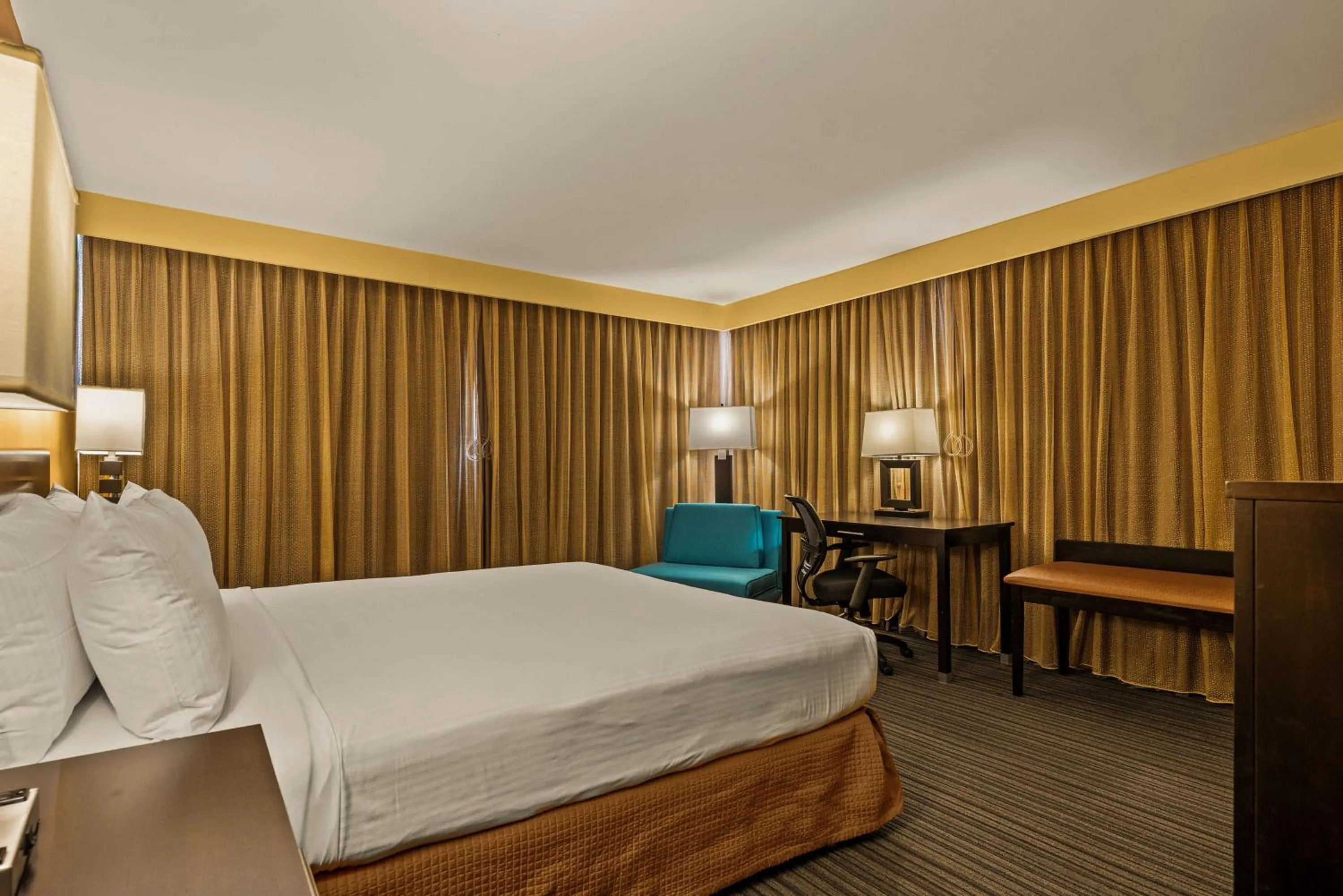 Bedroom, Bed in Best Western The Plaza Hotel Honolulu Airport - Free Breakfast