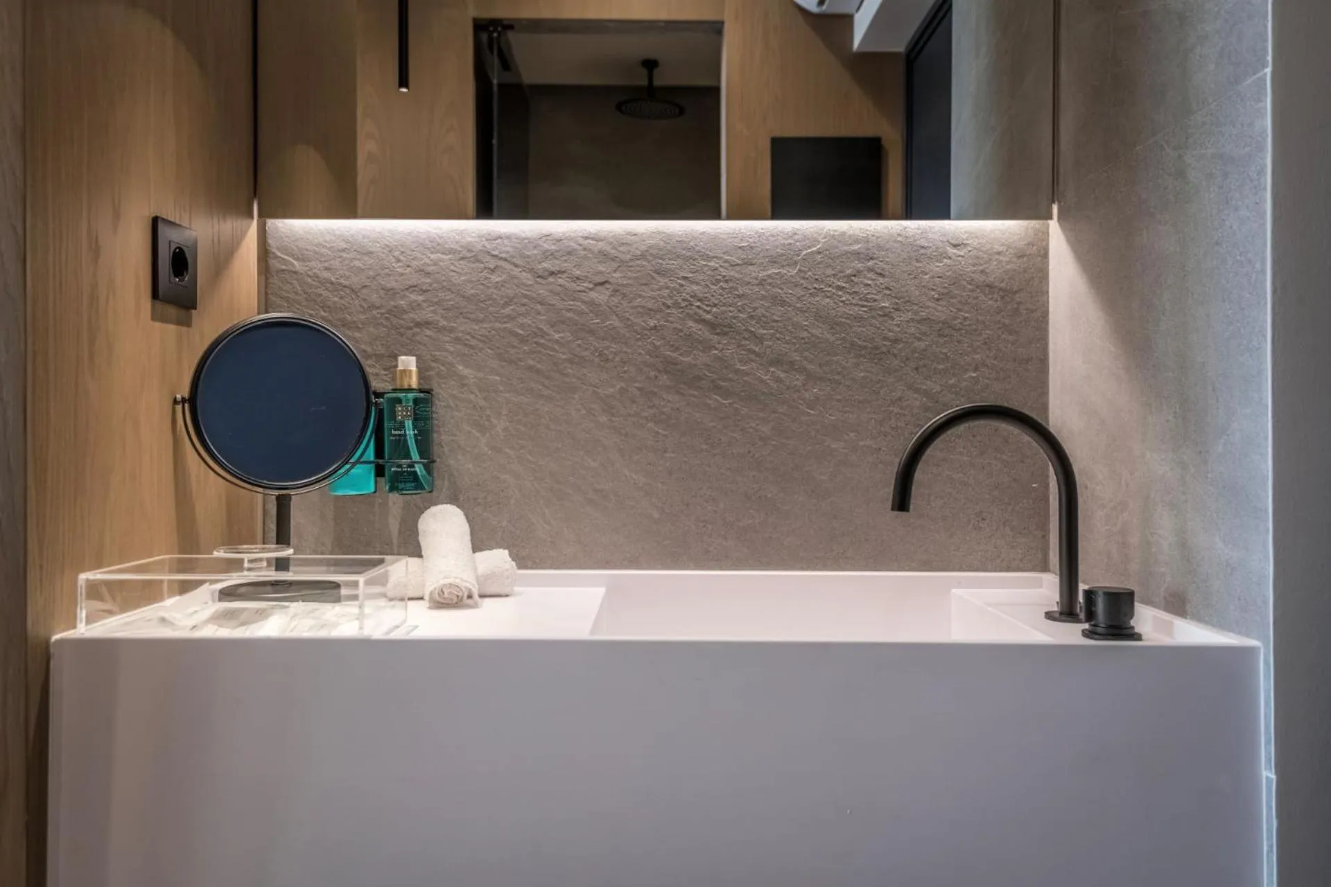 Bathroom in Evanik Chic Hotel