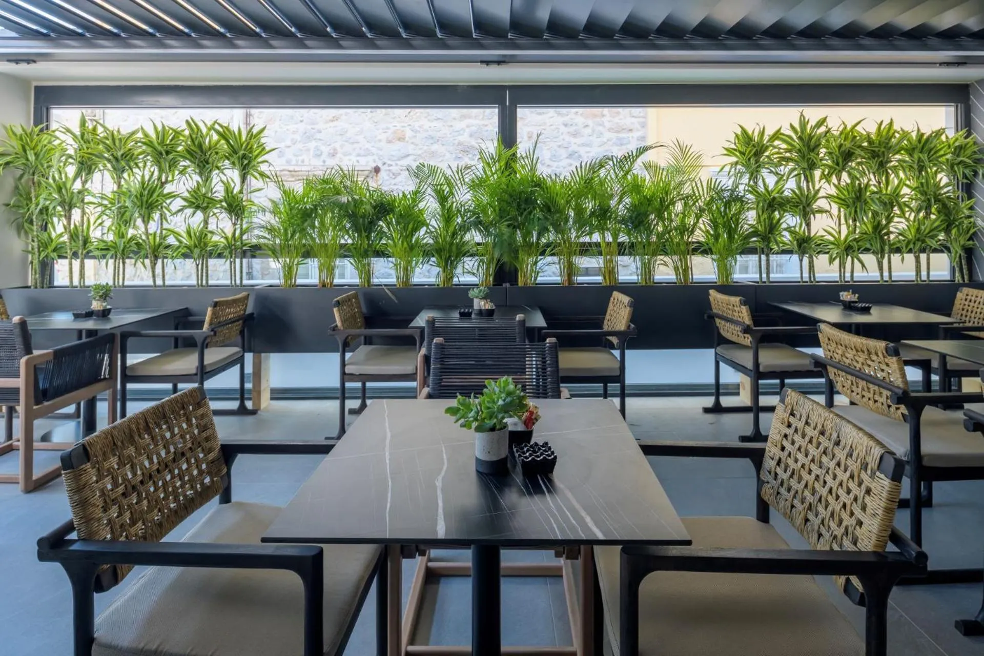 Restaurant/places to eat in Evanik Chic Hotel