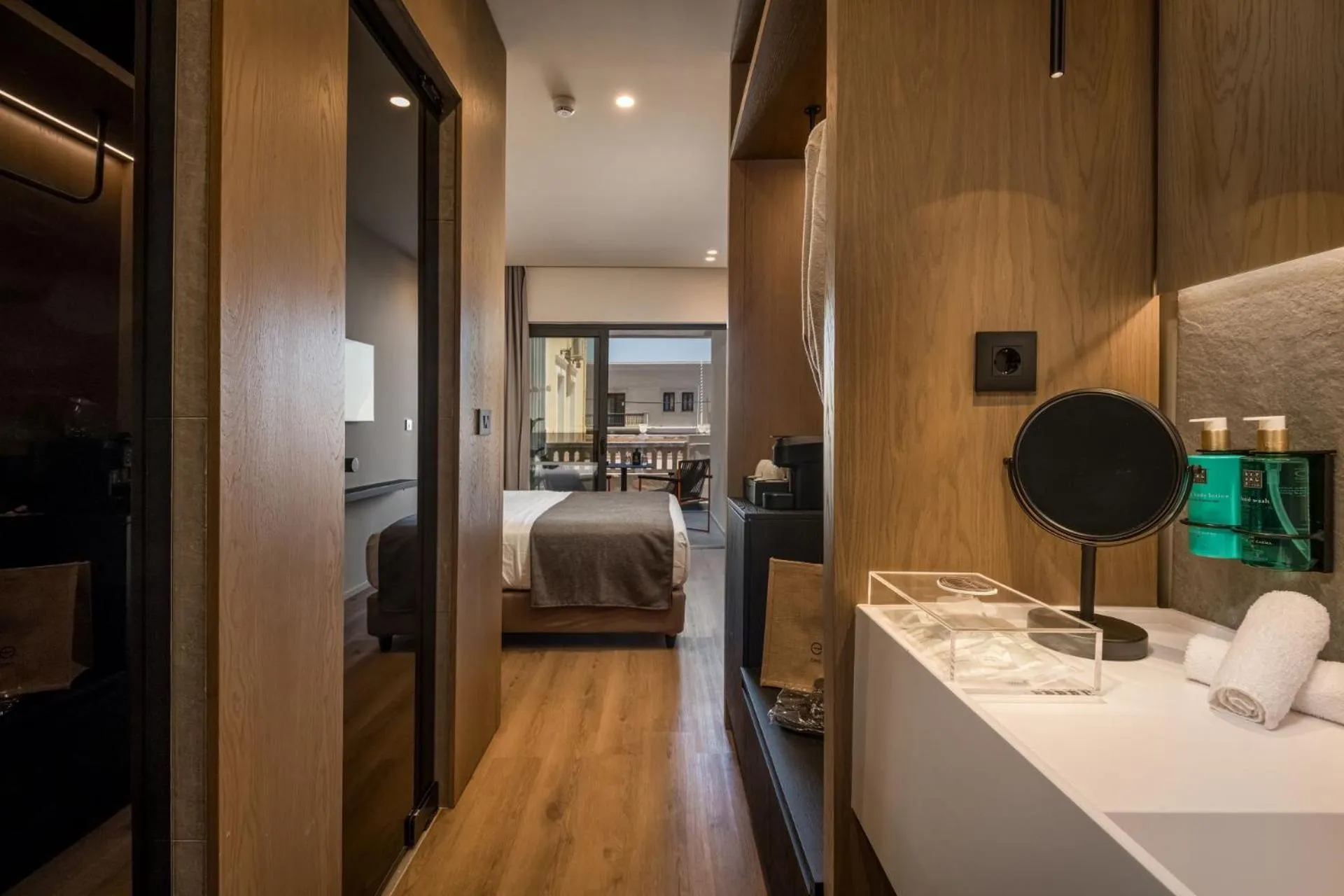 Photo of the whole room, Bed in Evanik Chic Hotel