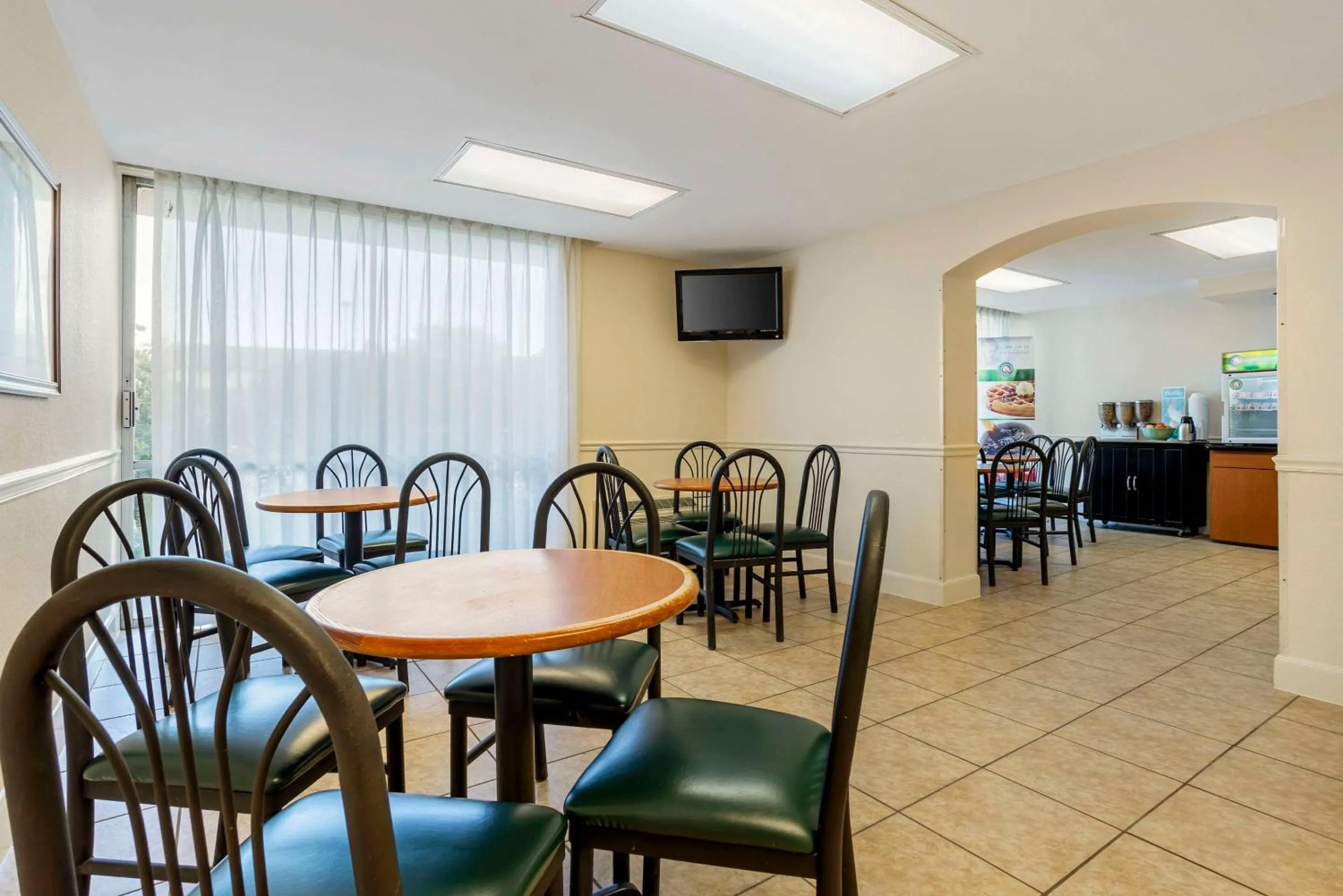 Breakfast in Quality Inn & Suites NRG Park - Medical Center