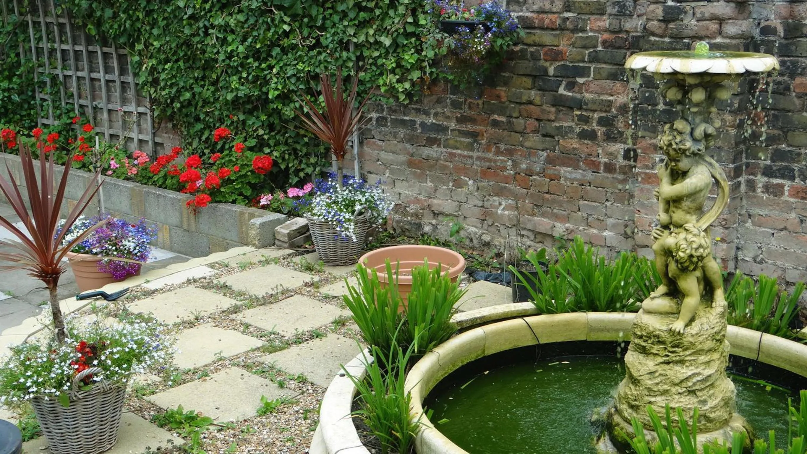 Day in Jessamine House Hotel