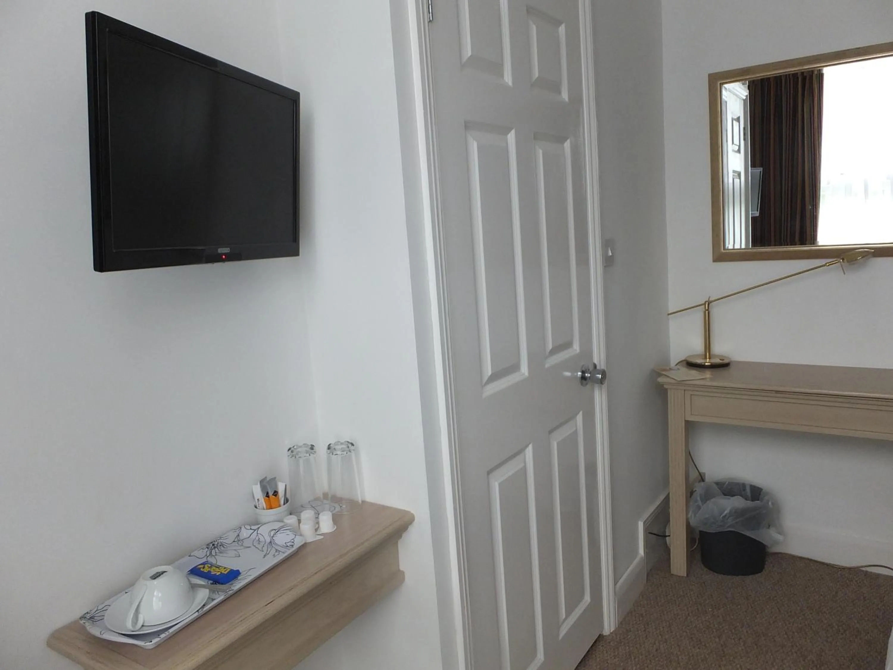 TV and multimedia in Jessamine House Hotel