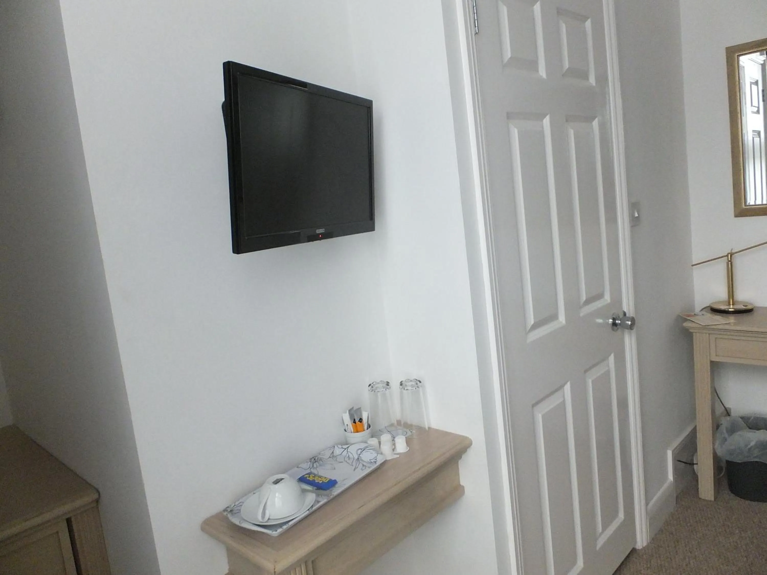 TV and multimedia in Jessamine House Hotel