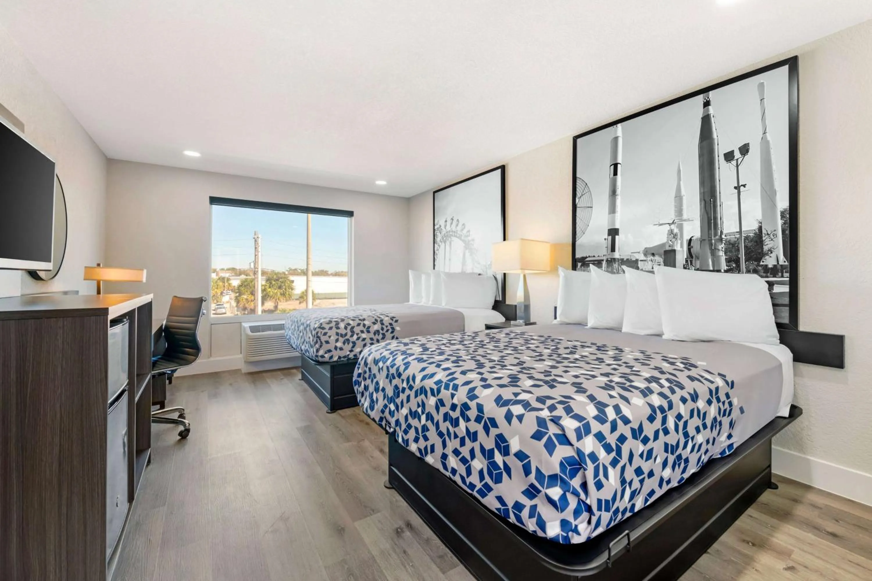 Photo of the whole room, Bed in Super 8 by Wyndham Orlando Near Florida Mall