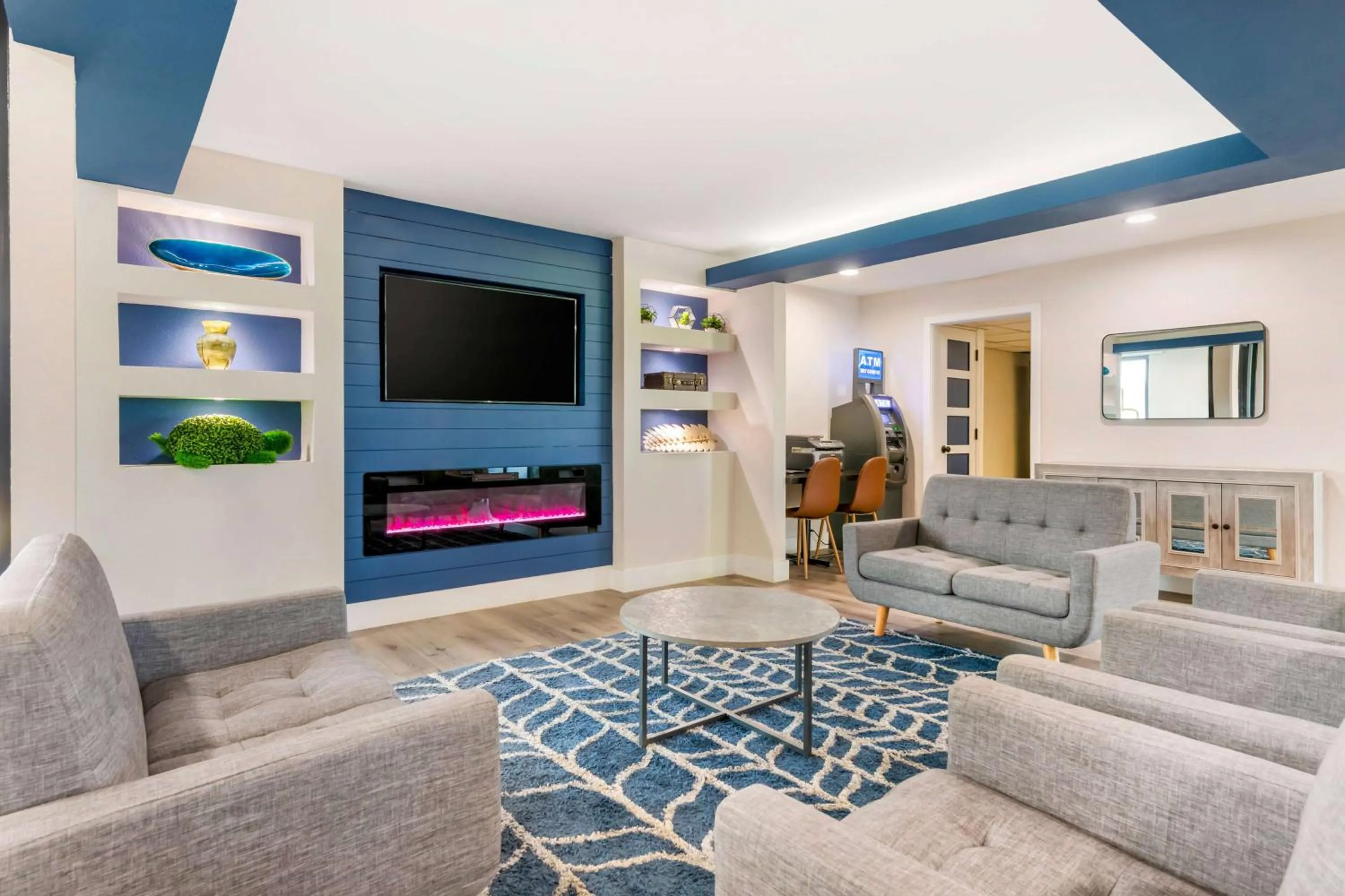 Communal lounge/ TV room in Super 8 by Wyndham Orlando Near Florida Mall