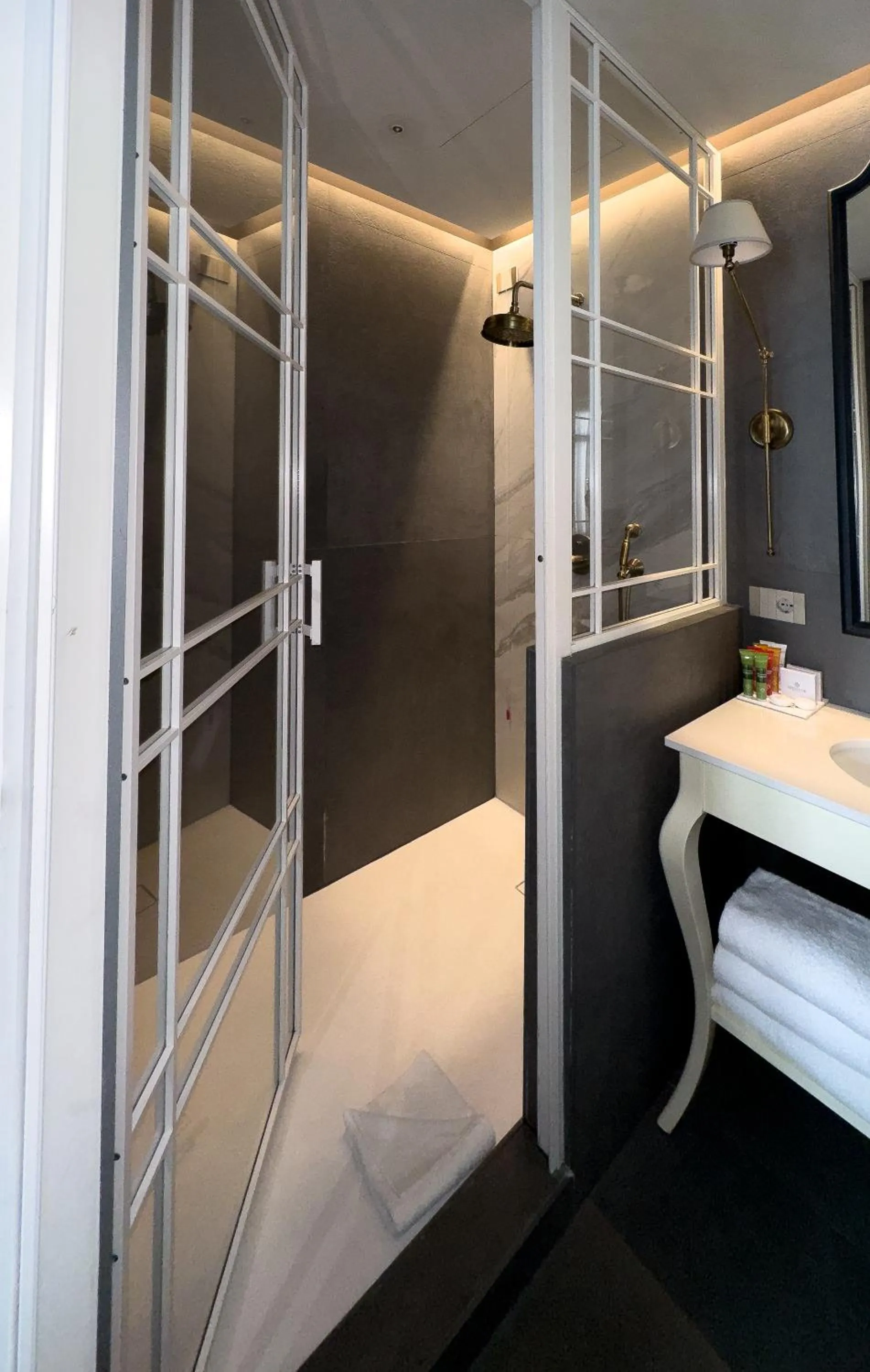 Shower, Bed in Matilde Boutique Hotel, WorldHotels Elite
