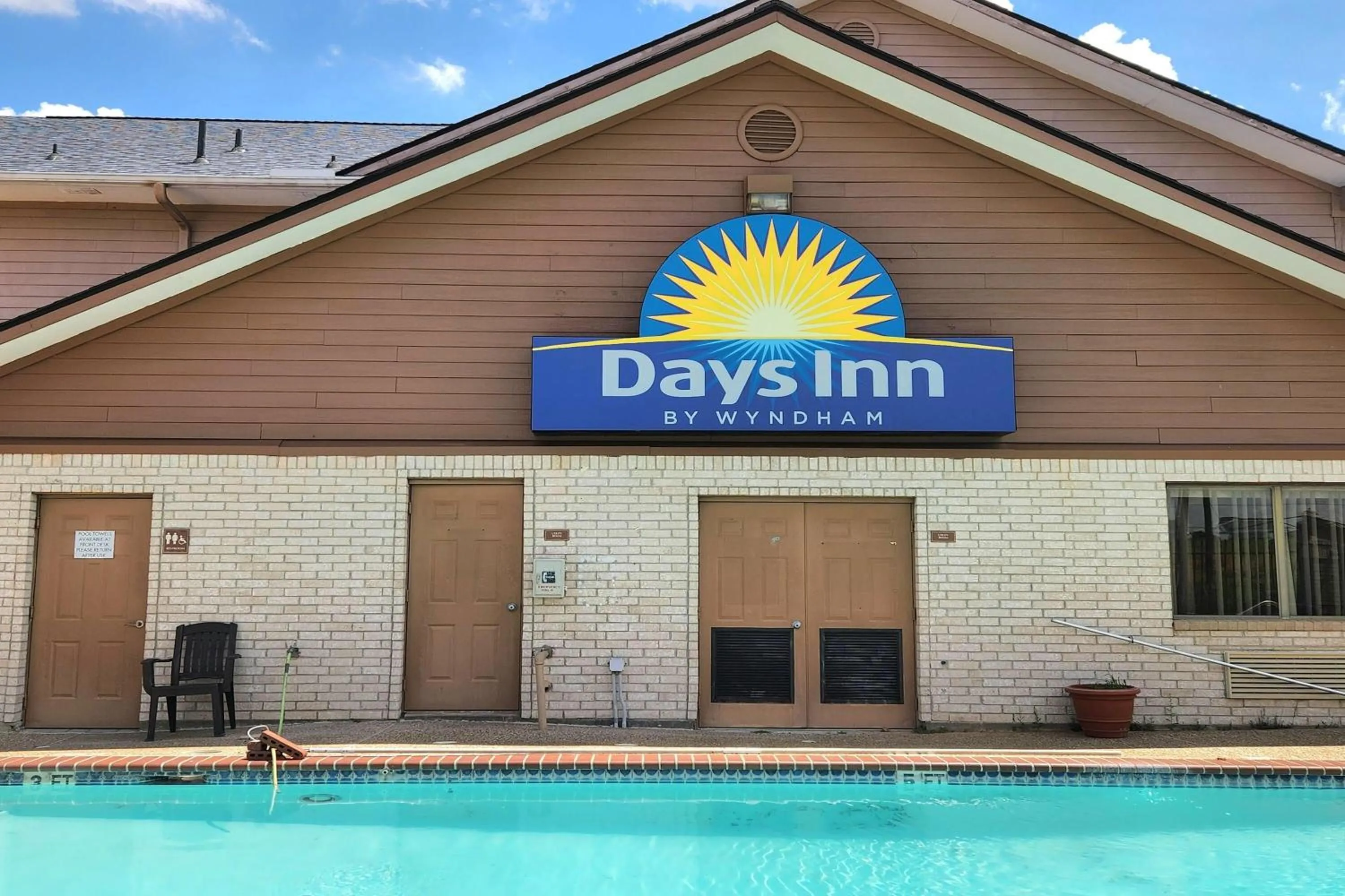 Property building in Days Inn by Wyndham Navasota