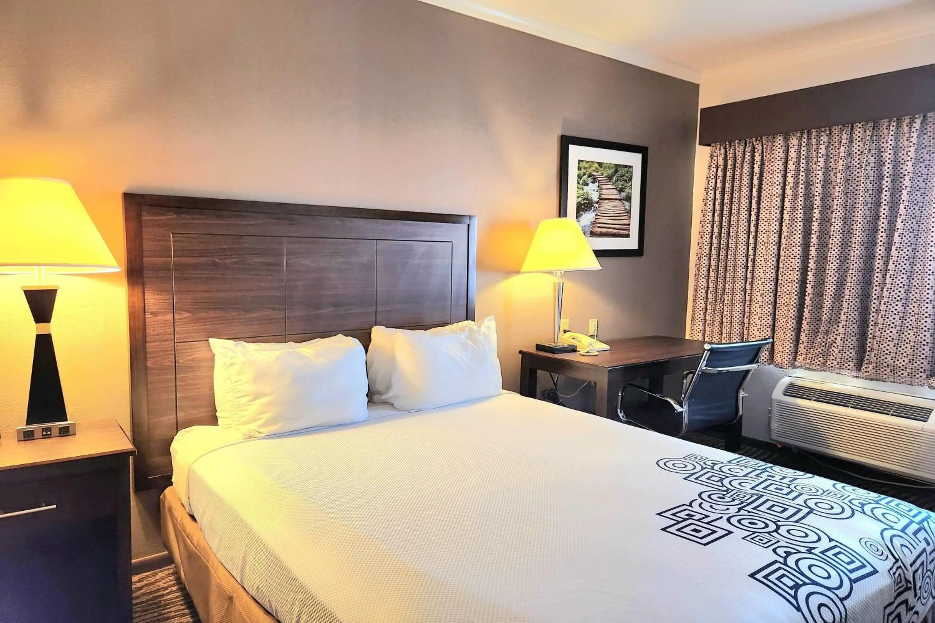 Photo of the whole room, Bed in Days Inn by Wyndham Navasota