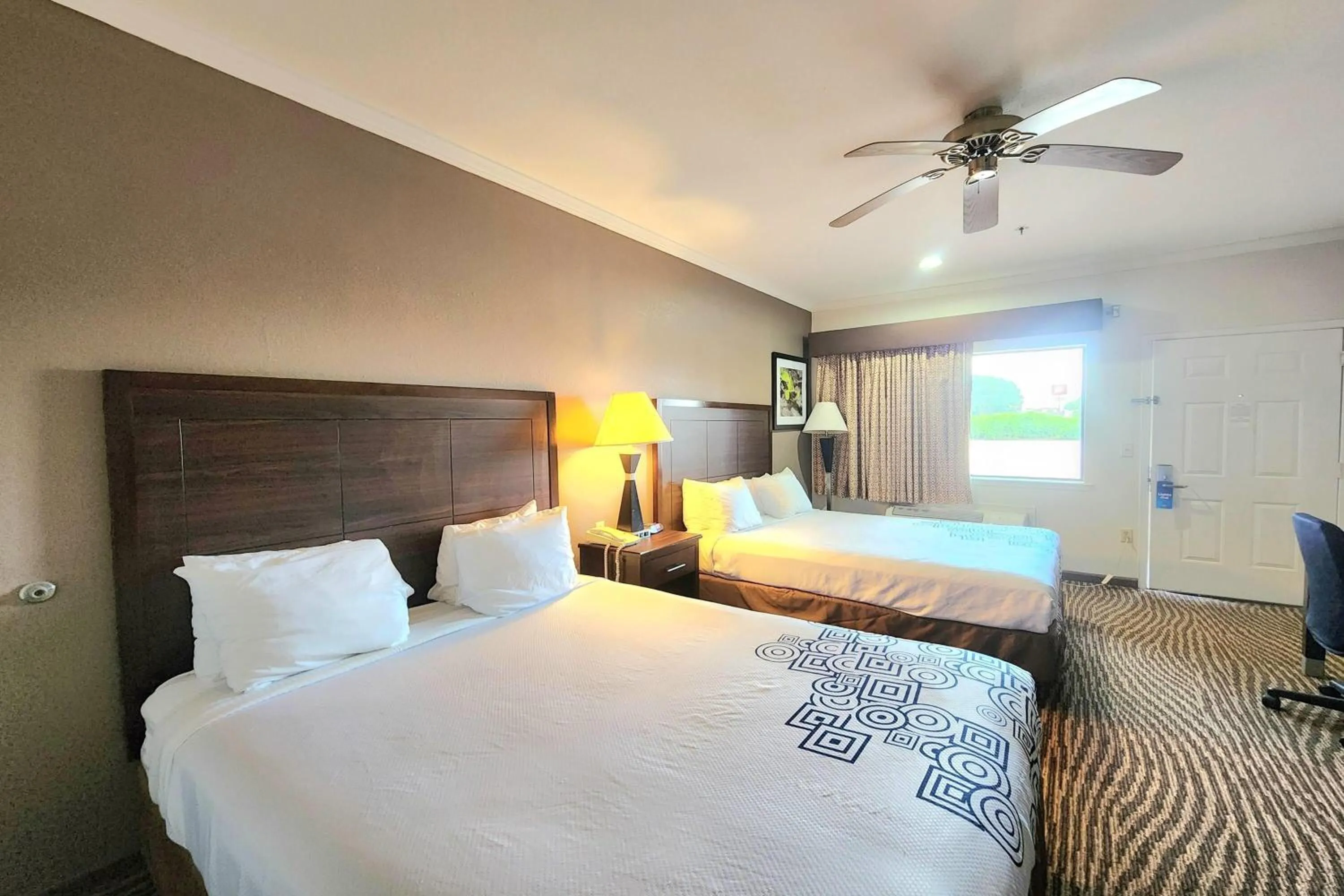 Photo of the whole room, Bed in Days Inn by Wyndham Navasota