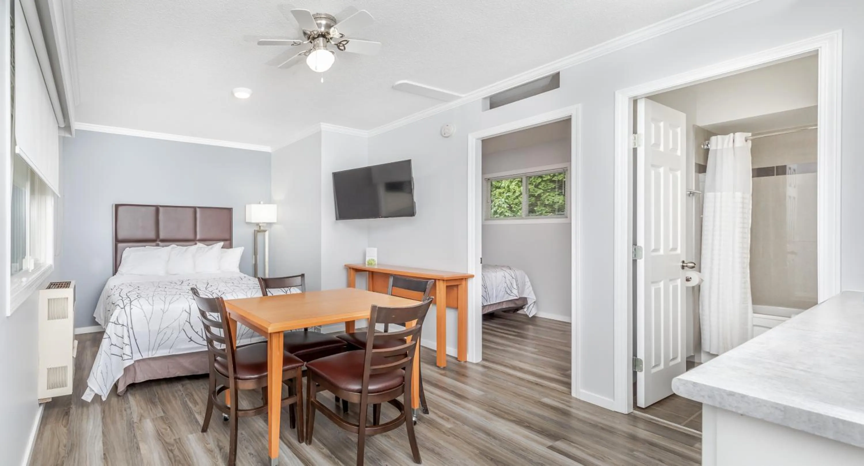 Kitchen or kitchenette, Bed in Westridge Motor Inn