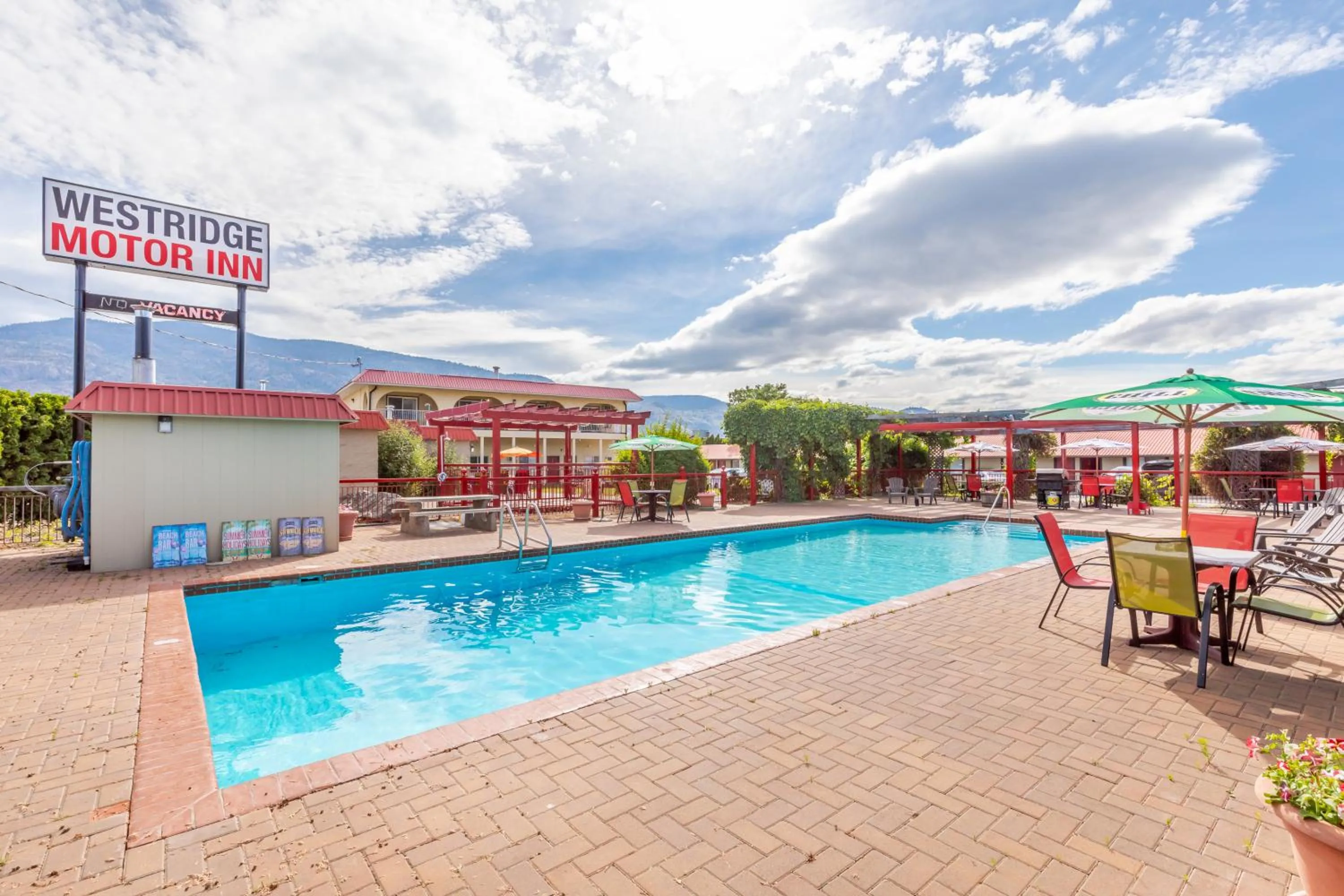 Swimming pool in Westridge Motor Inn