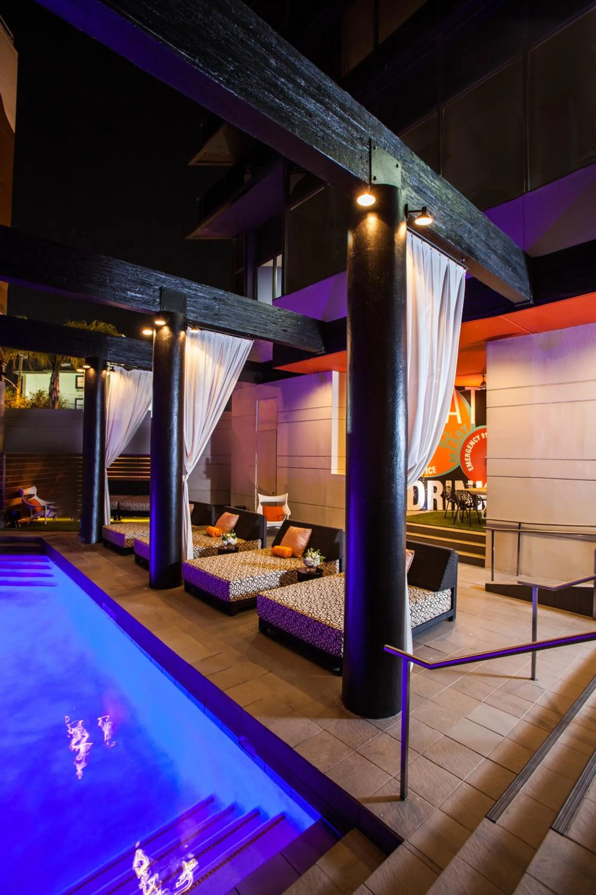 Swimming pool in Hotel Derek Houston Galleria