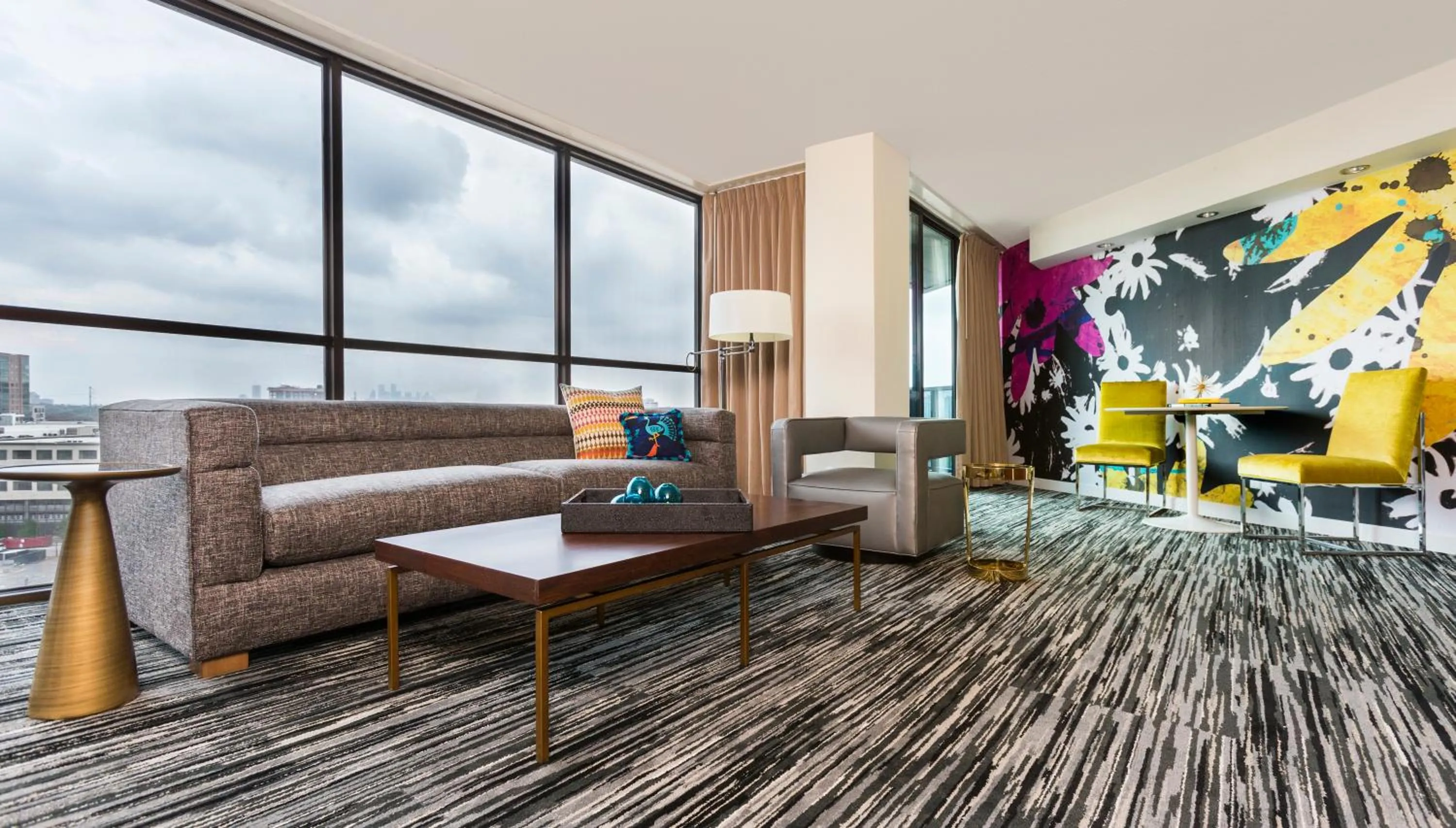 Living room in Hotel Derek Houston Galleria