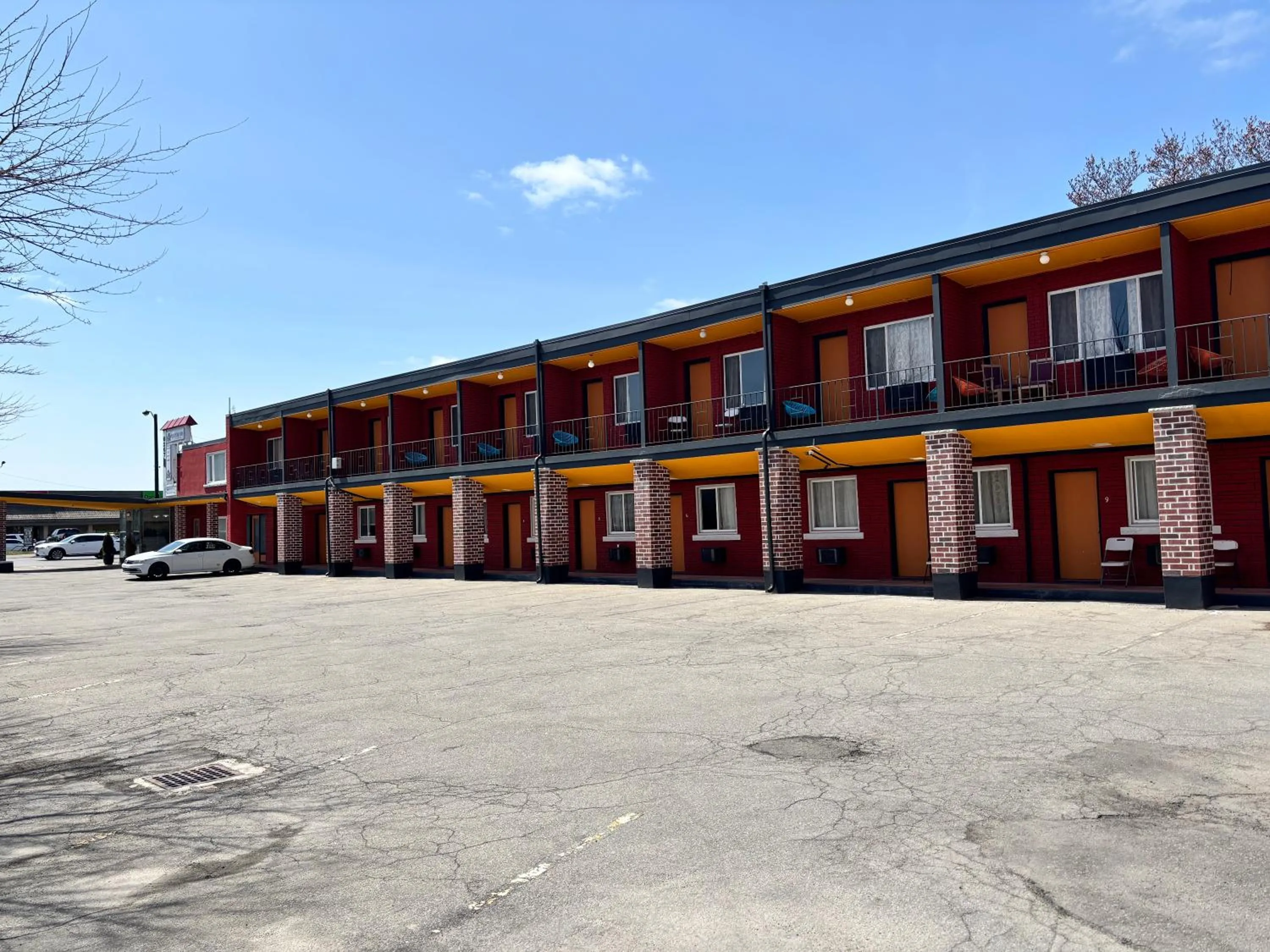 Property building in 6267 Persepolis Inn