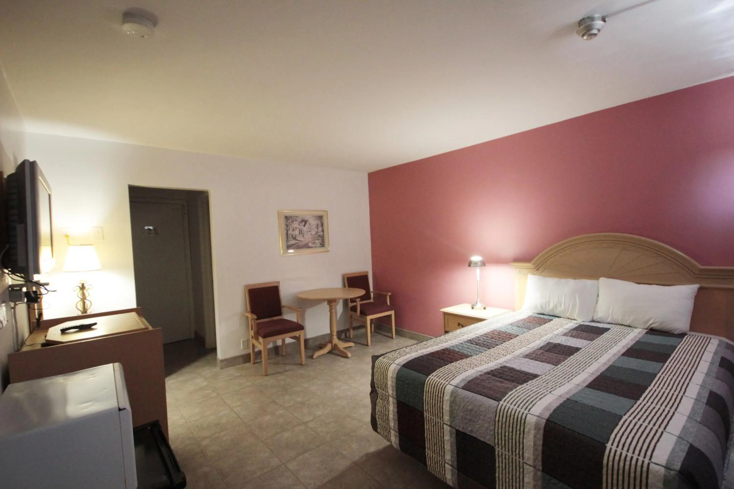 Bedroom, Bed in Sunrise Inn