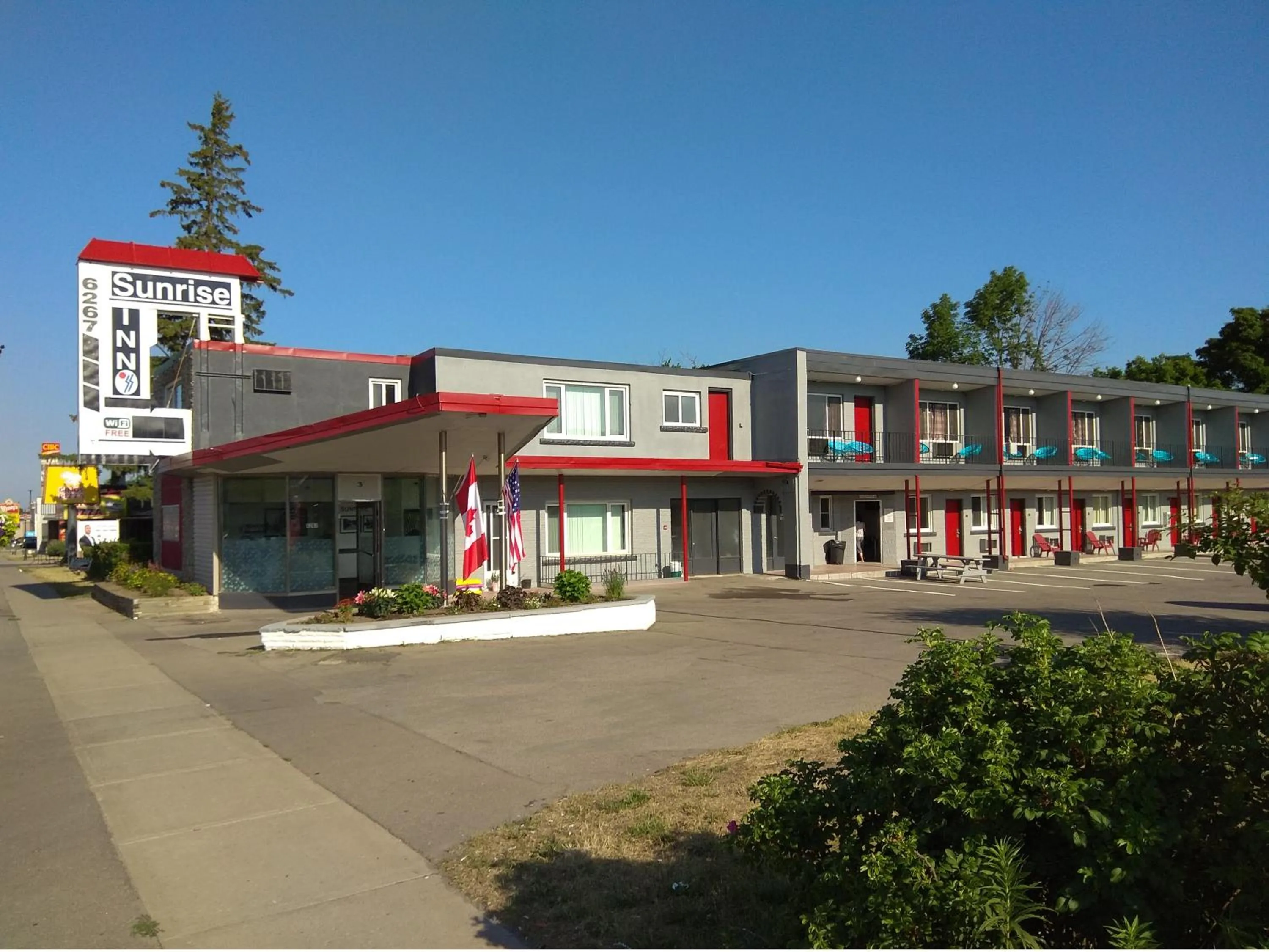 Facade/entrance in Sunrise Inn