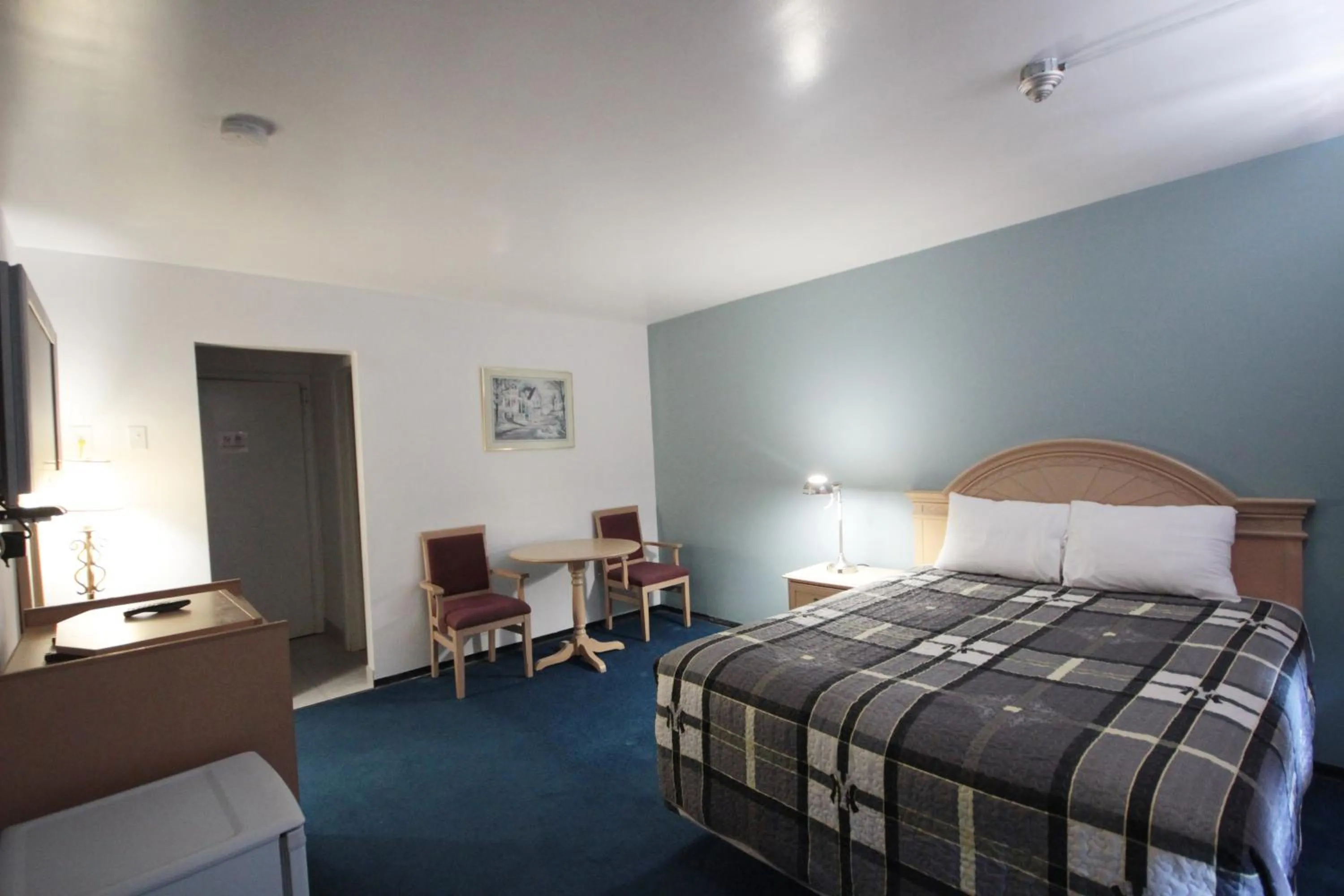 Bedroom, Bed in Sunrise Inn