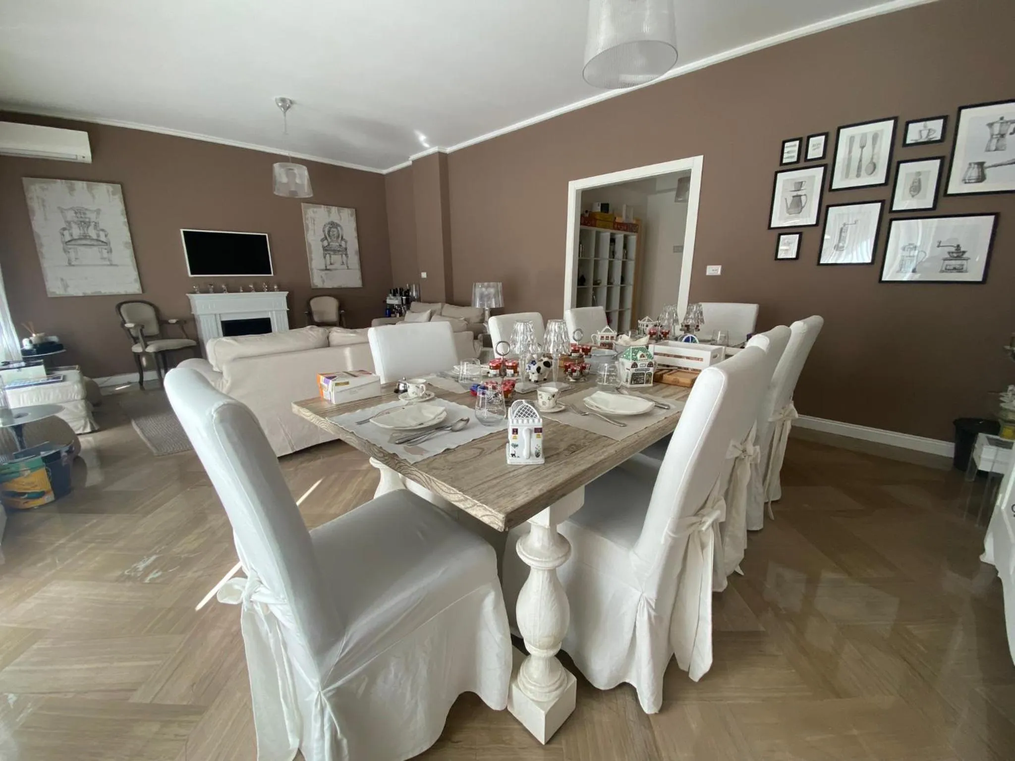 Dining area in Maison de Famille