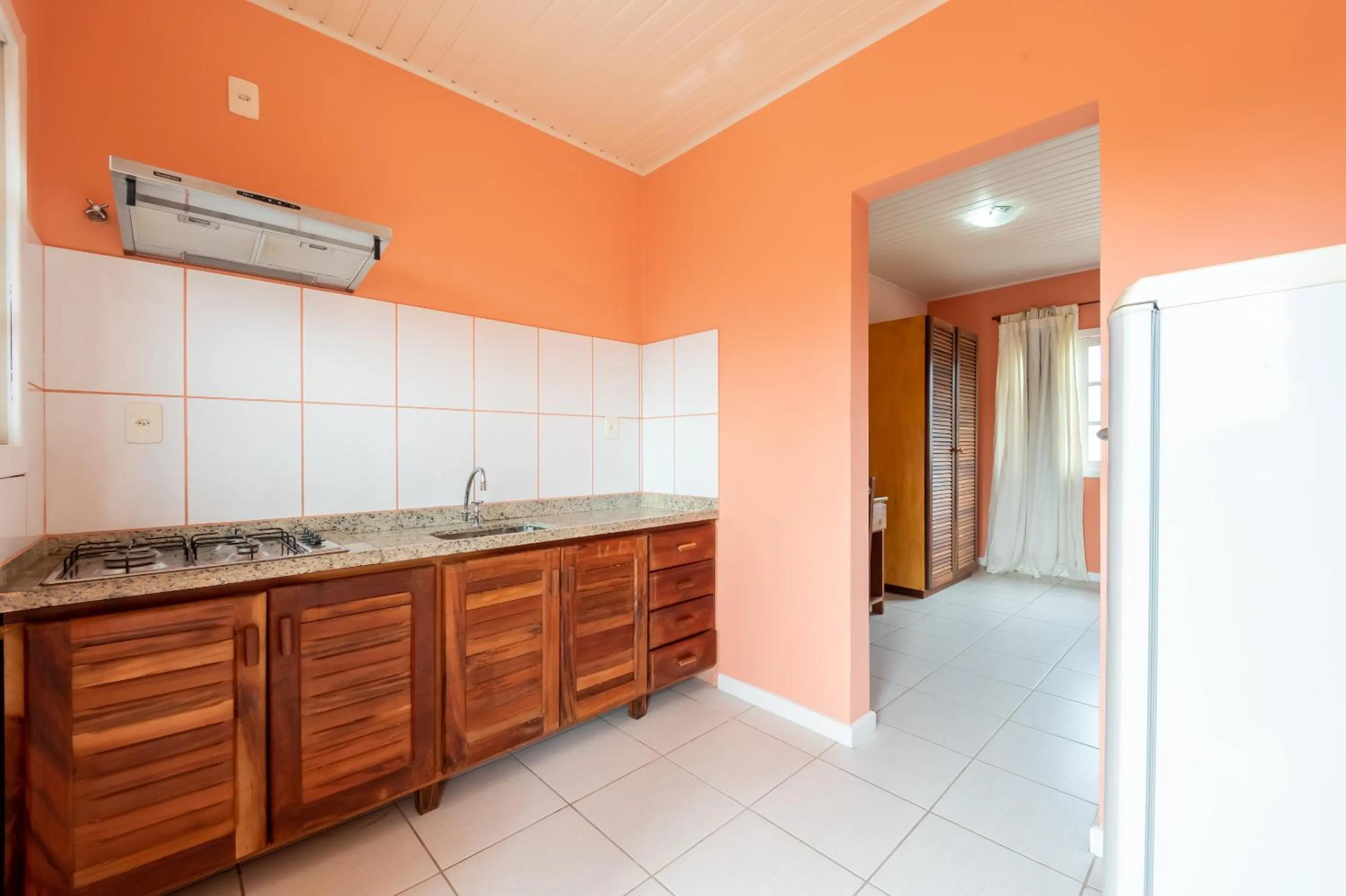 Communal kitchen in Pousada Estrada do Ouro