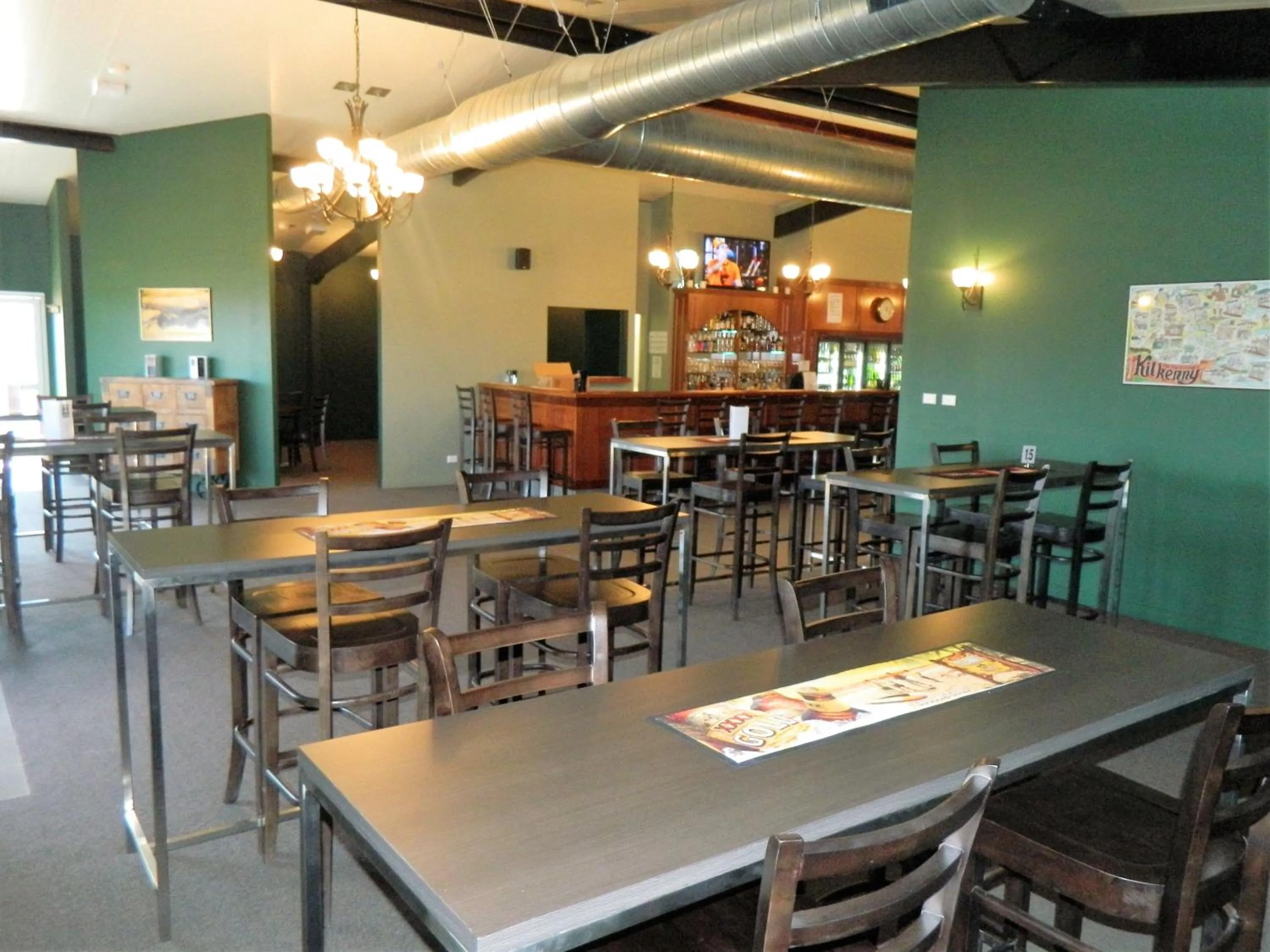 Restaurant/places to eat in Dooleys Tavern and Motel Capella