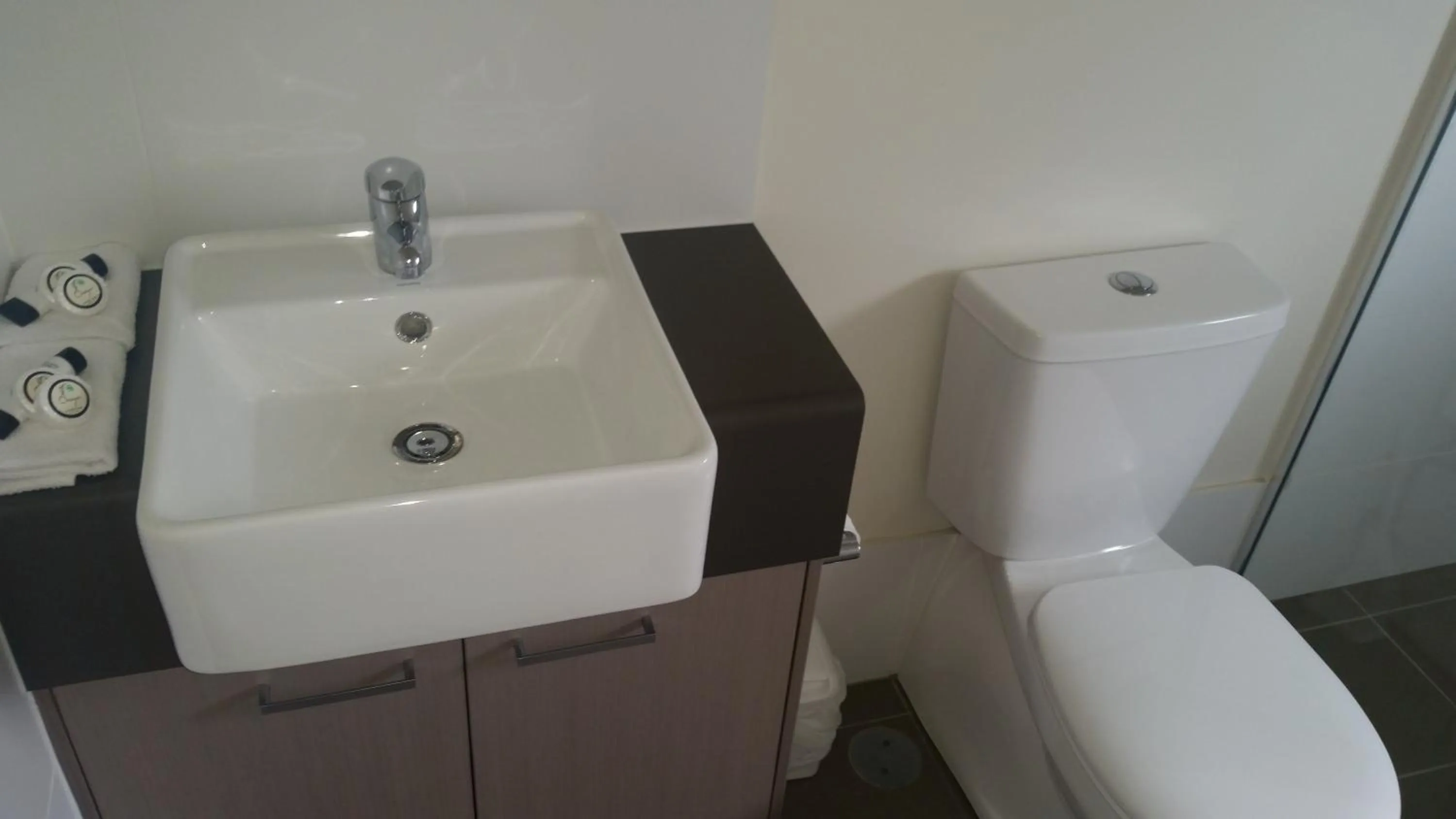 Bathroom in Dooleys Tavern and Motel Capella