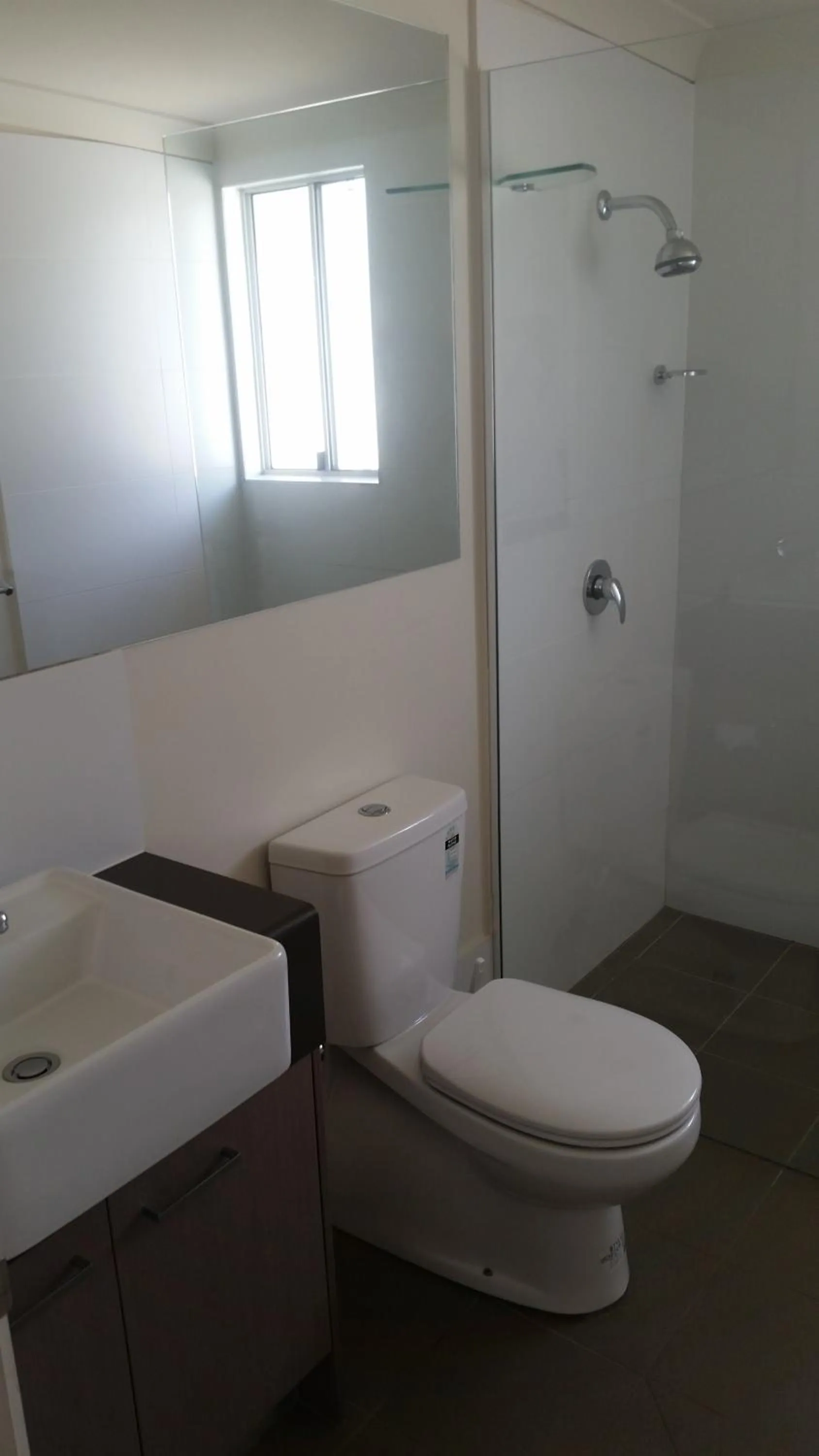 Bathroom in Dooleys Tavern and Motel Capella