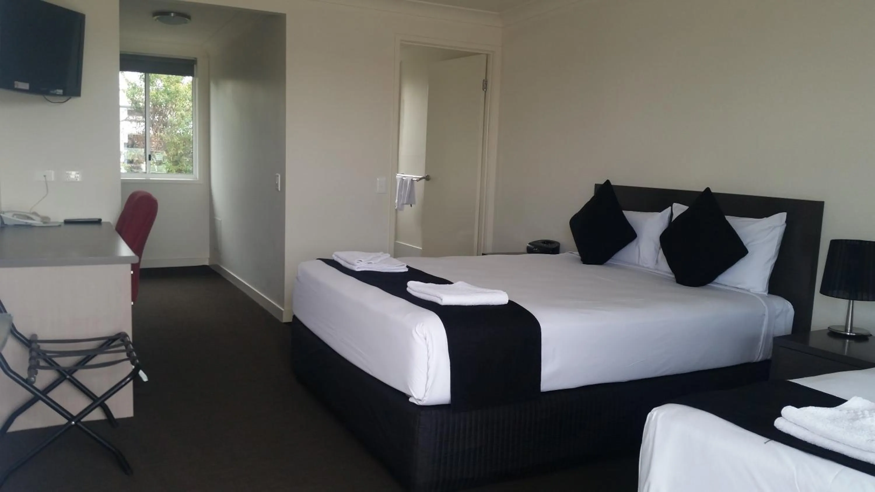 Bed in Dooleys Tavern and Motel Capella