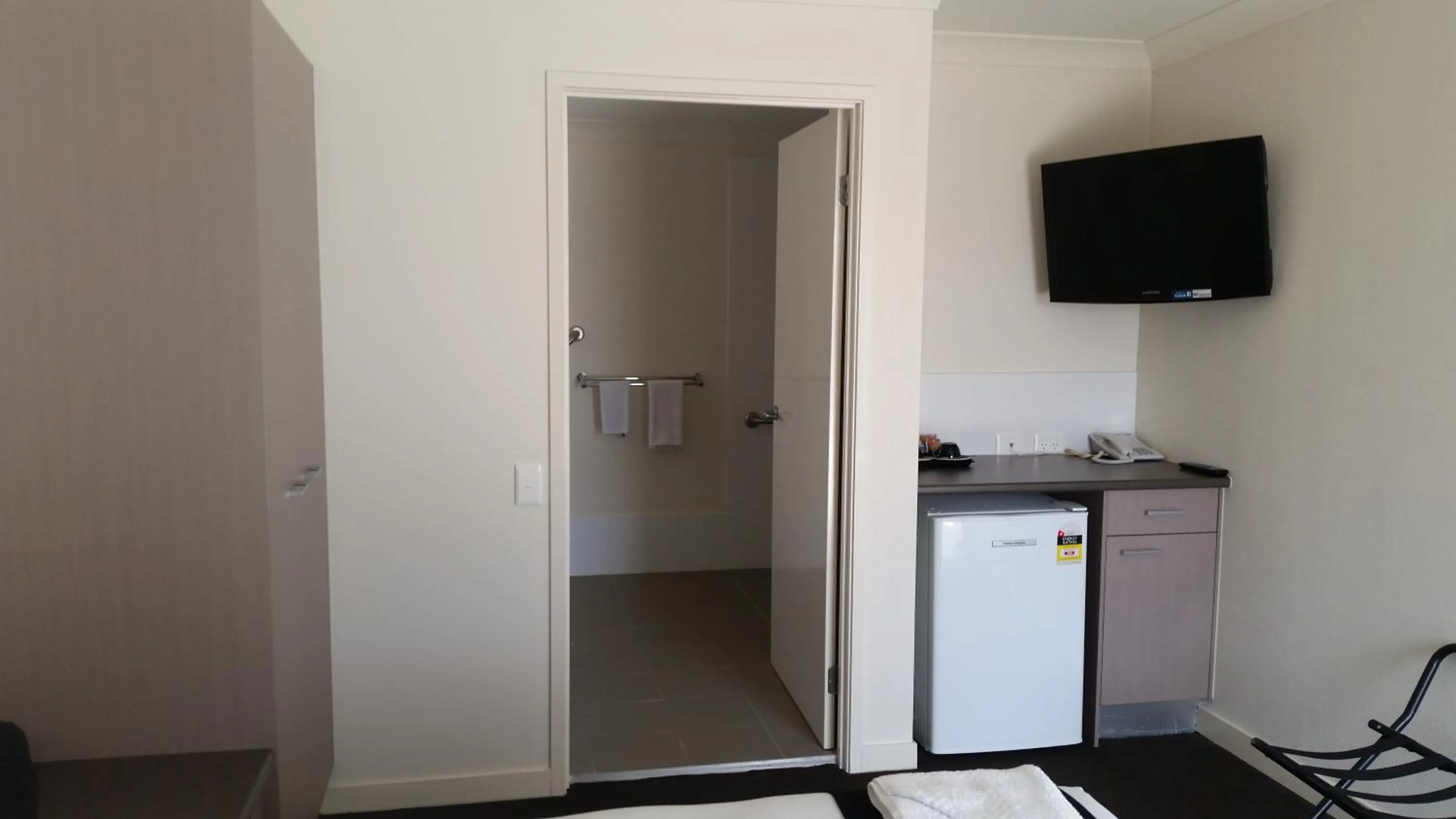 Bedroom in Dooleys Tavern and Motel Capella