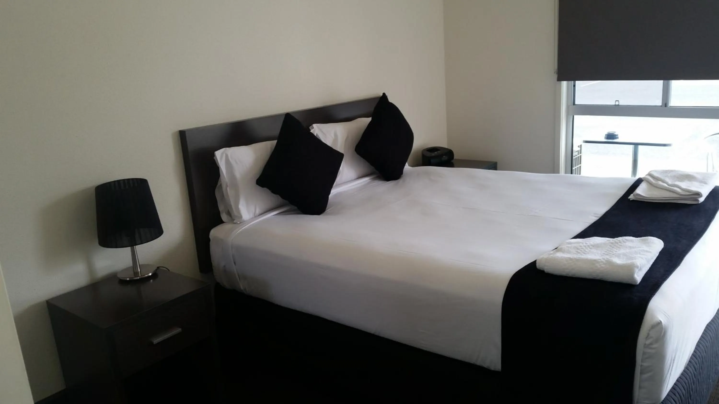 Bed in Dooleys Tavern and Motel Capella