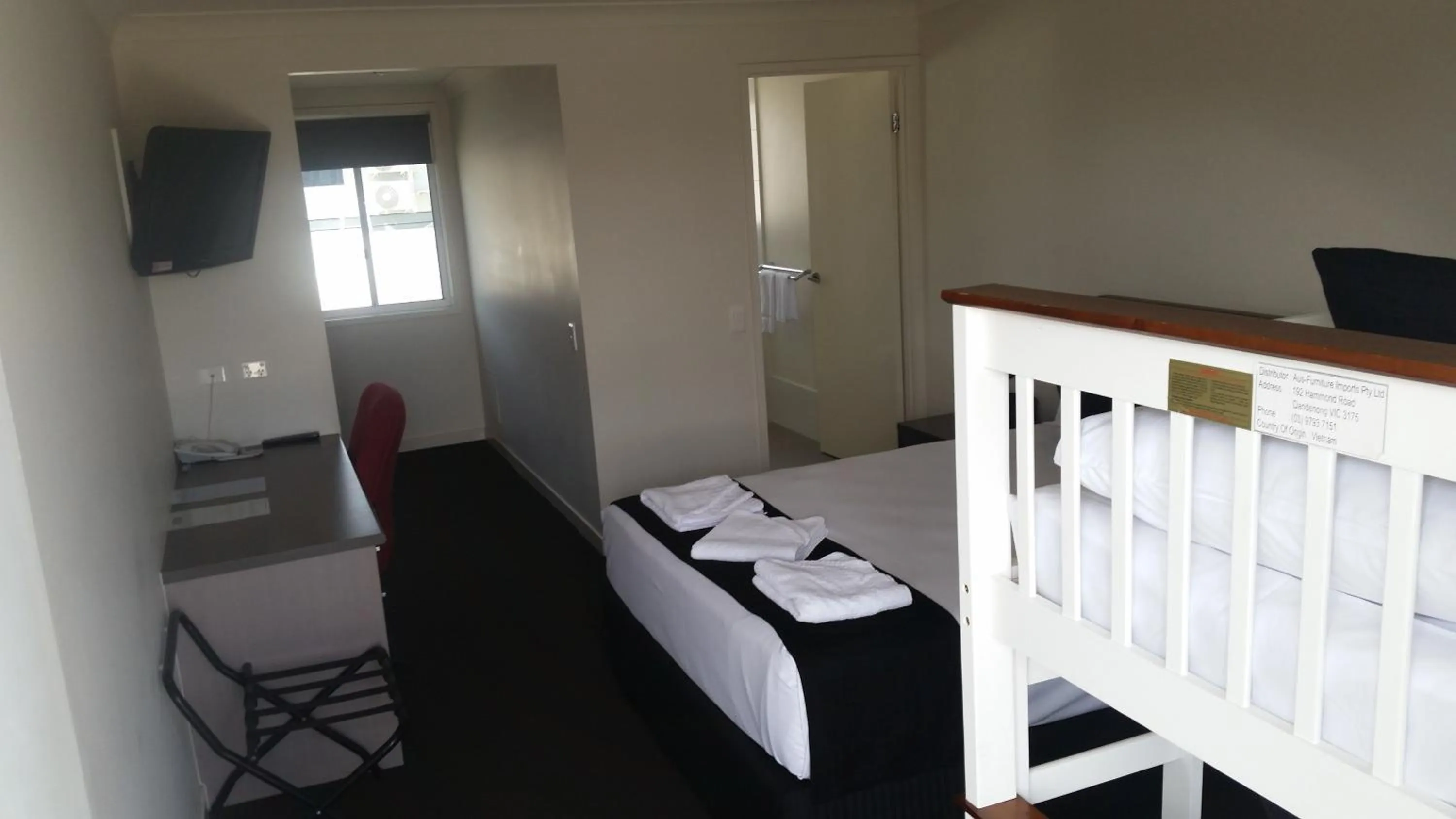 Bed in Dooleys Tavern and Motel Capella