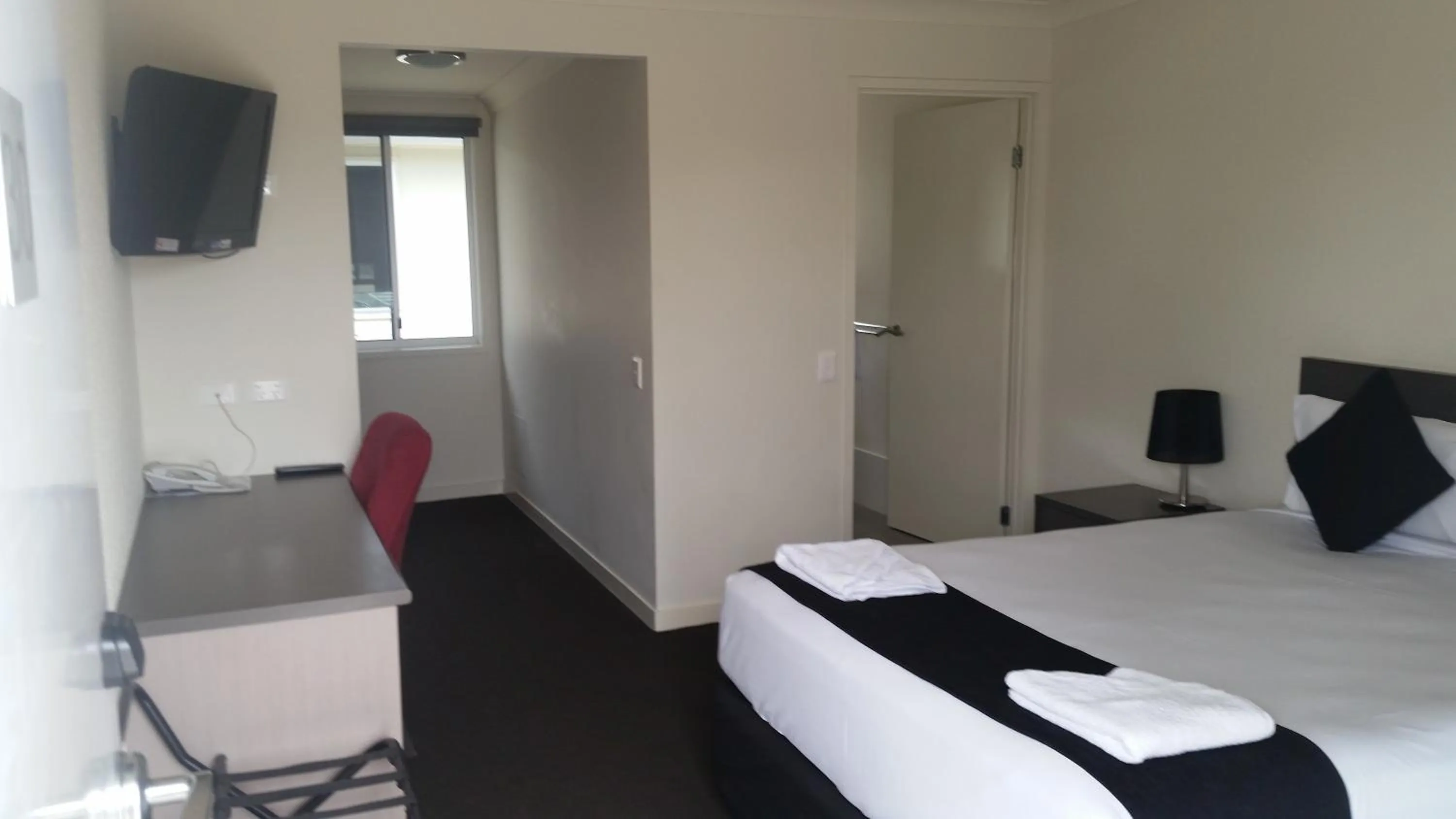 Bed in Dooleys Tavern and Motel Capella