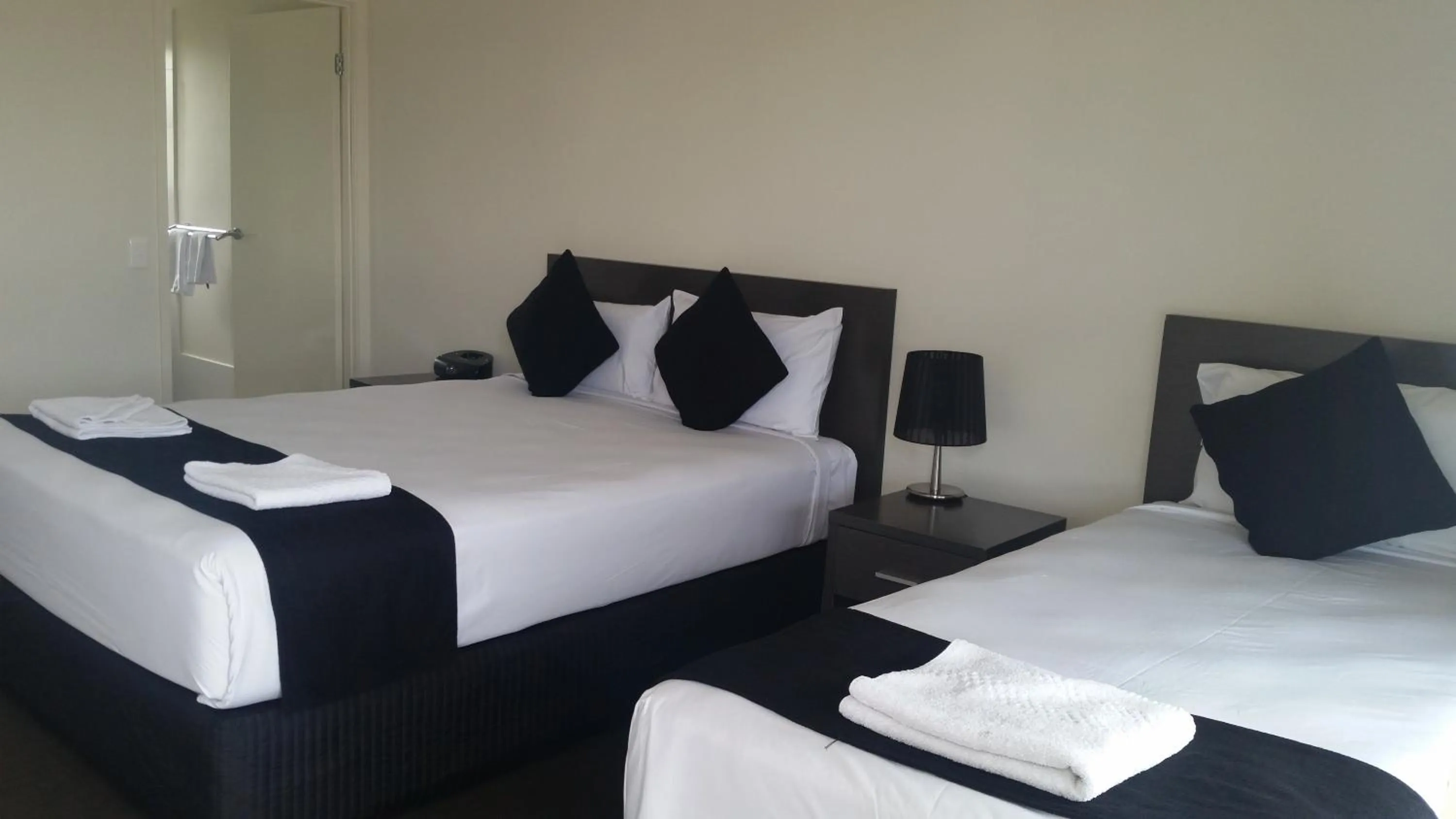 Bed in Dooleys Tavern and Motel Capella