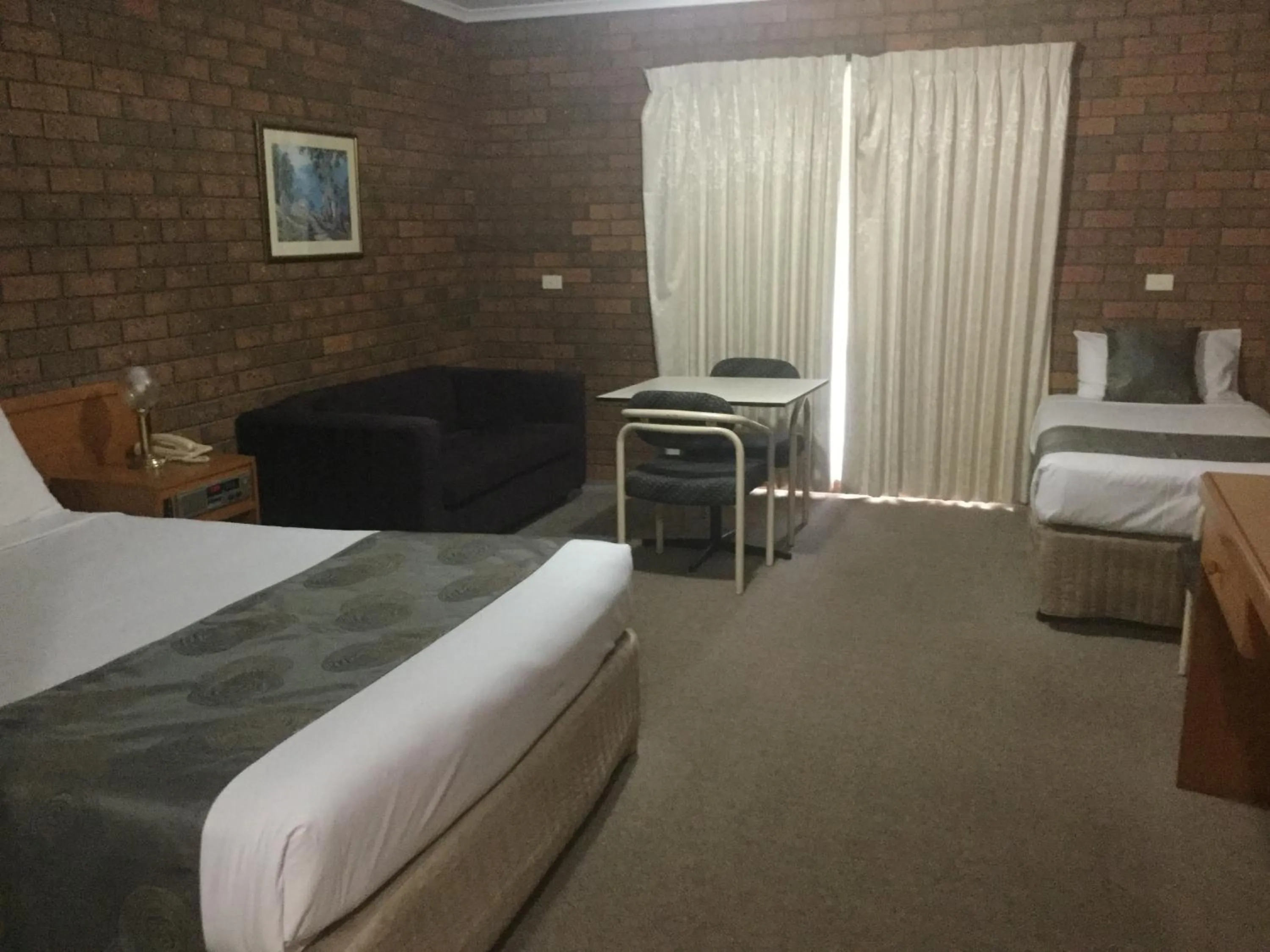 Photo of the whole room, Bed in Sportslander Motor Inn