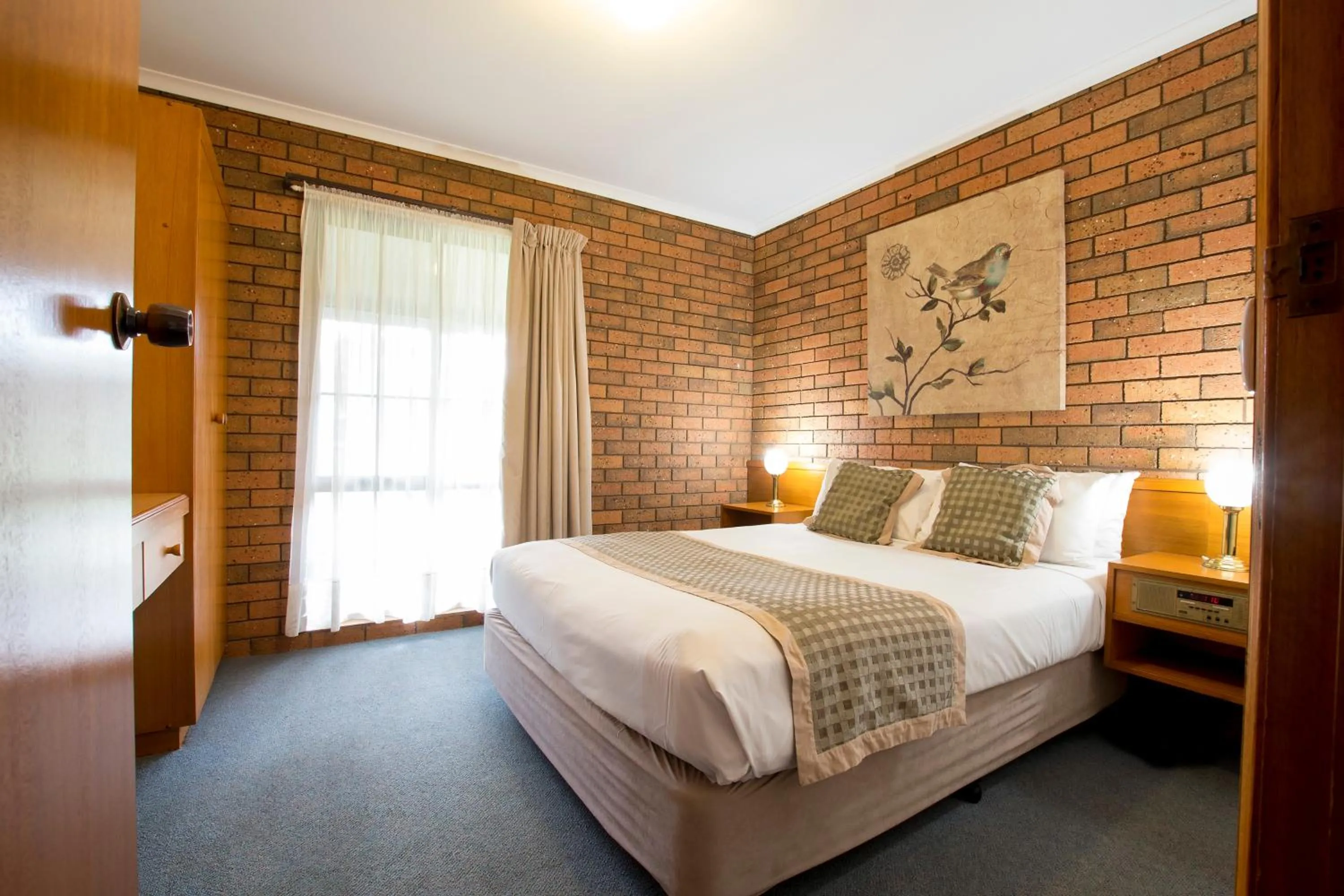 Bed in Sportslander Motor Inn