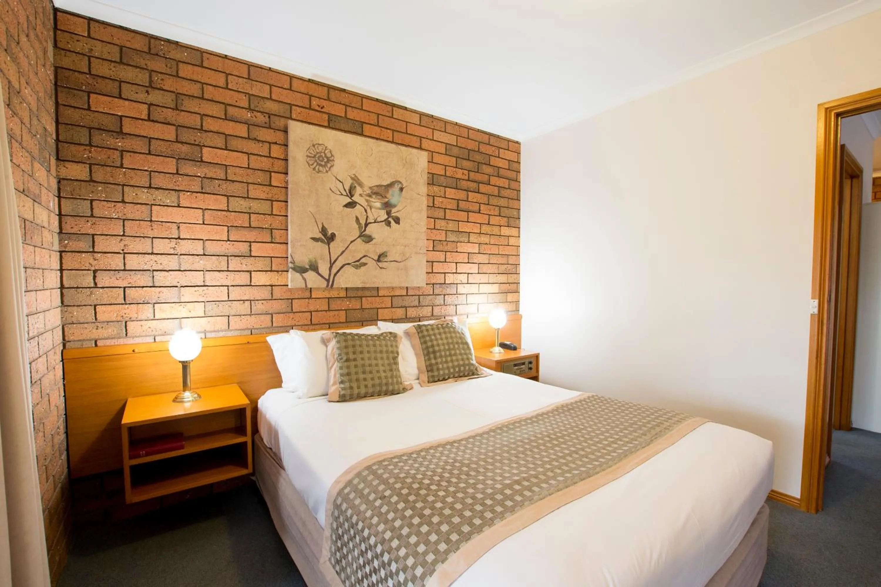 Bed in Sportslander Motor Inn