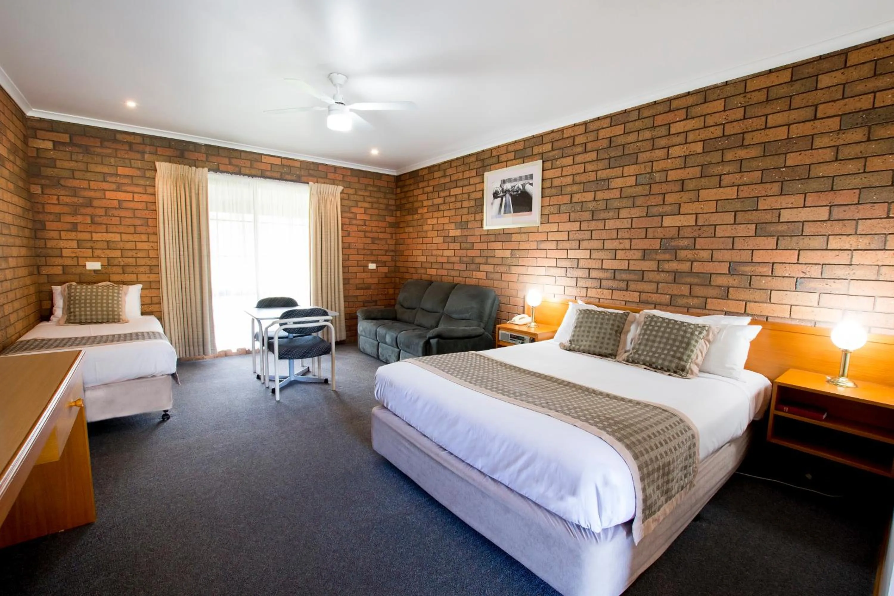 Bed in Sportslander Motor Inn