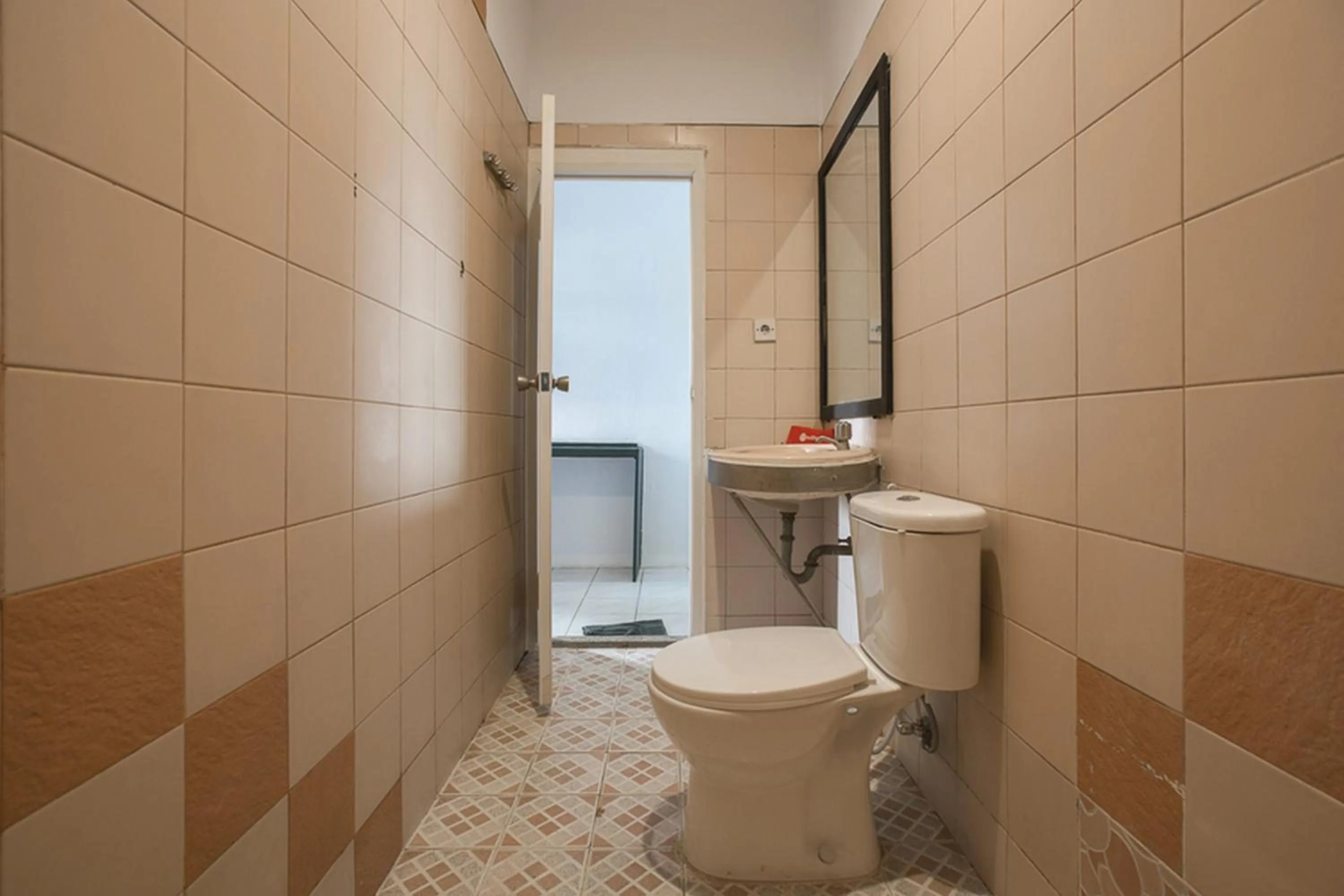 Bathroom in RedDoorz Plus near Jakarta Kota Station