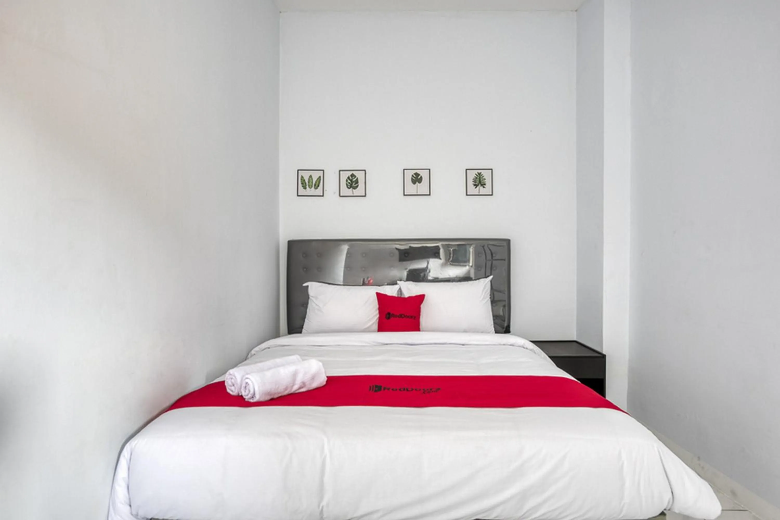 Bed in RedDoorz Plus near Jakarta Kota Station