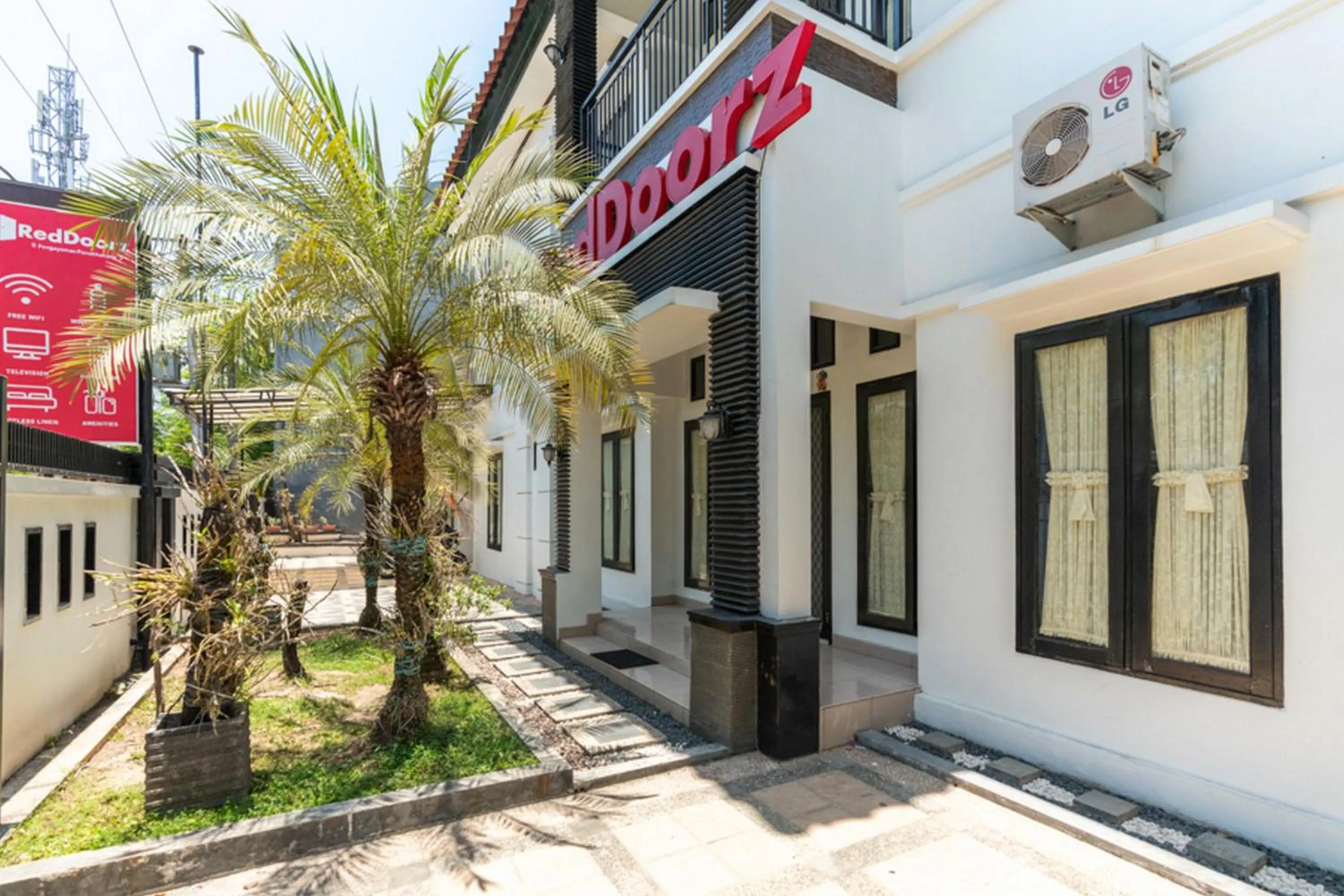 Property logo or sign in RedDoorz @ Pengayoman Panakkukang 3