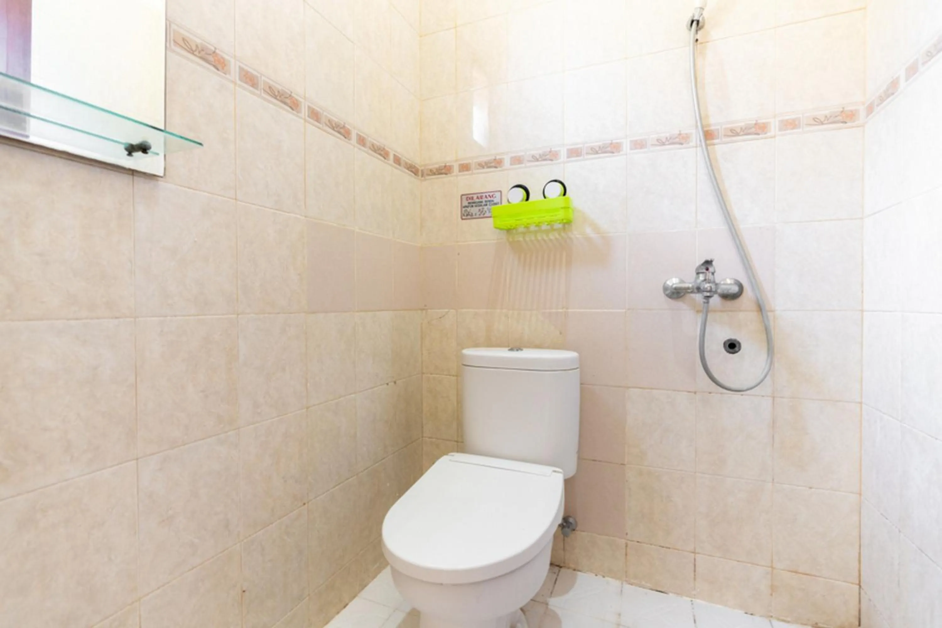 Bathroom in RedDoorz @ Pengayoman Panakkukang 3